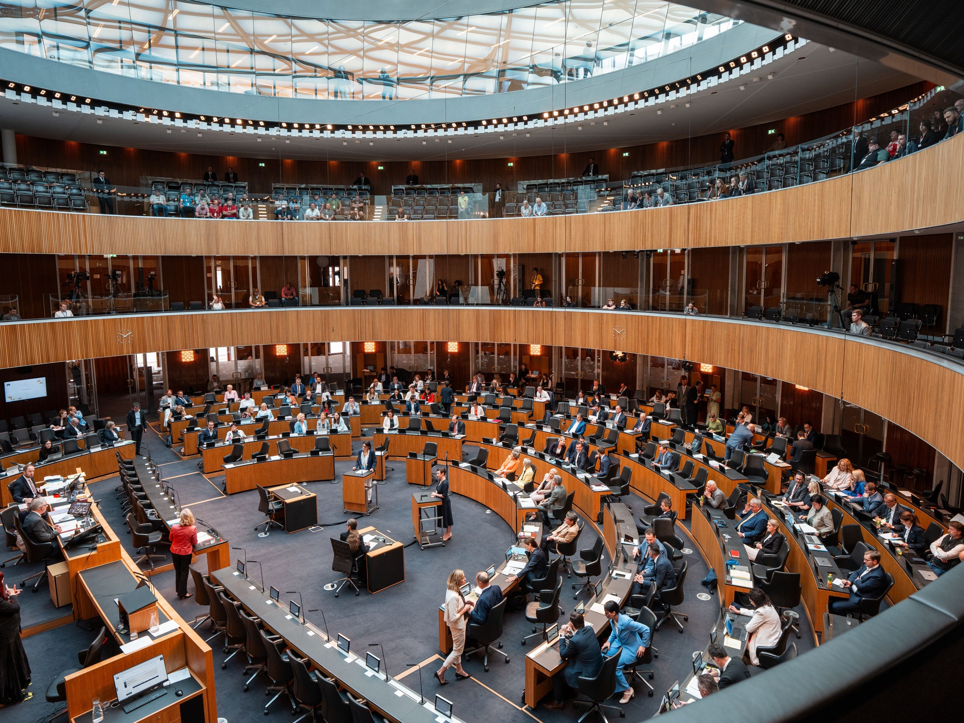 Im Nationalrat stehen diese Woche unter anderem die Pensionsanpassung 2026, neue Karenzregelungen und eine Debatte zur Causa Signa auf der Tagesordnung.