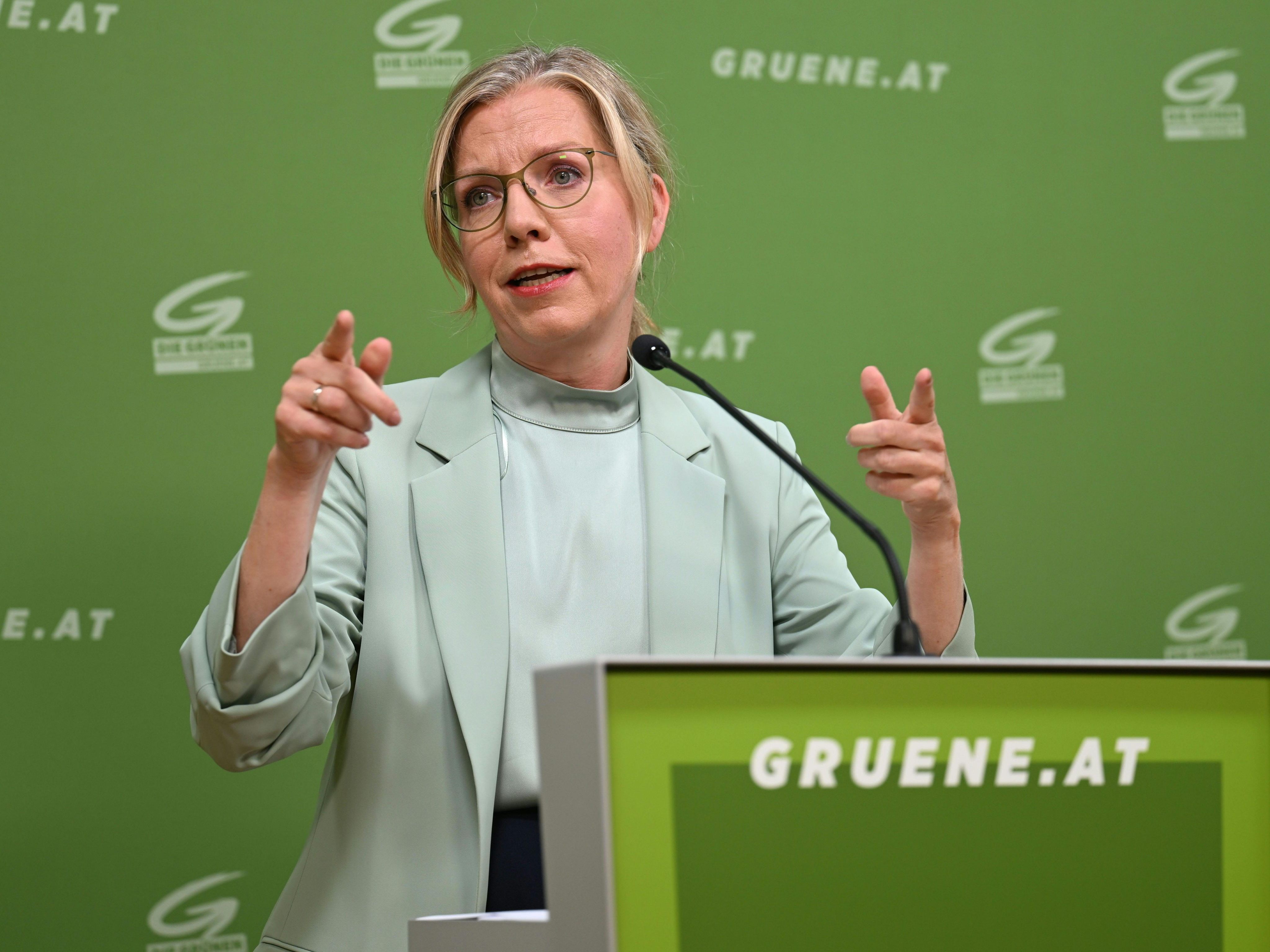 Gewessler warf der Regierung vor, nur "Überschriften" zu produzieren. Gewessler warf der Regierung vor, nur "Überschriften" zu produzieren.