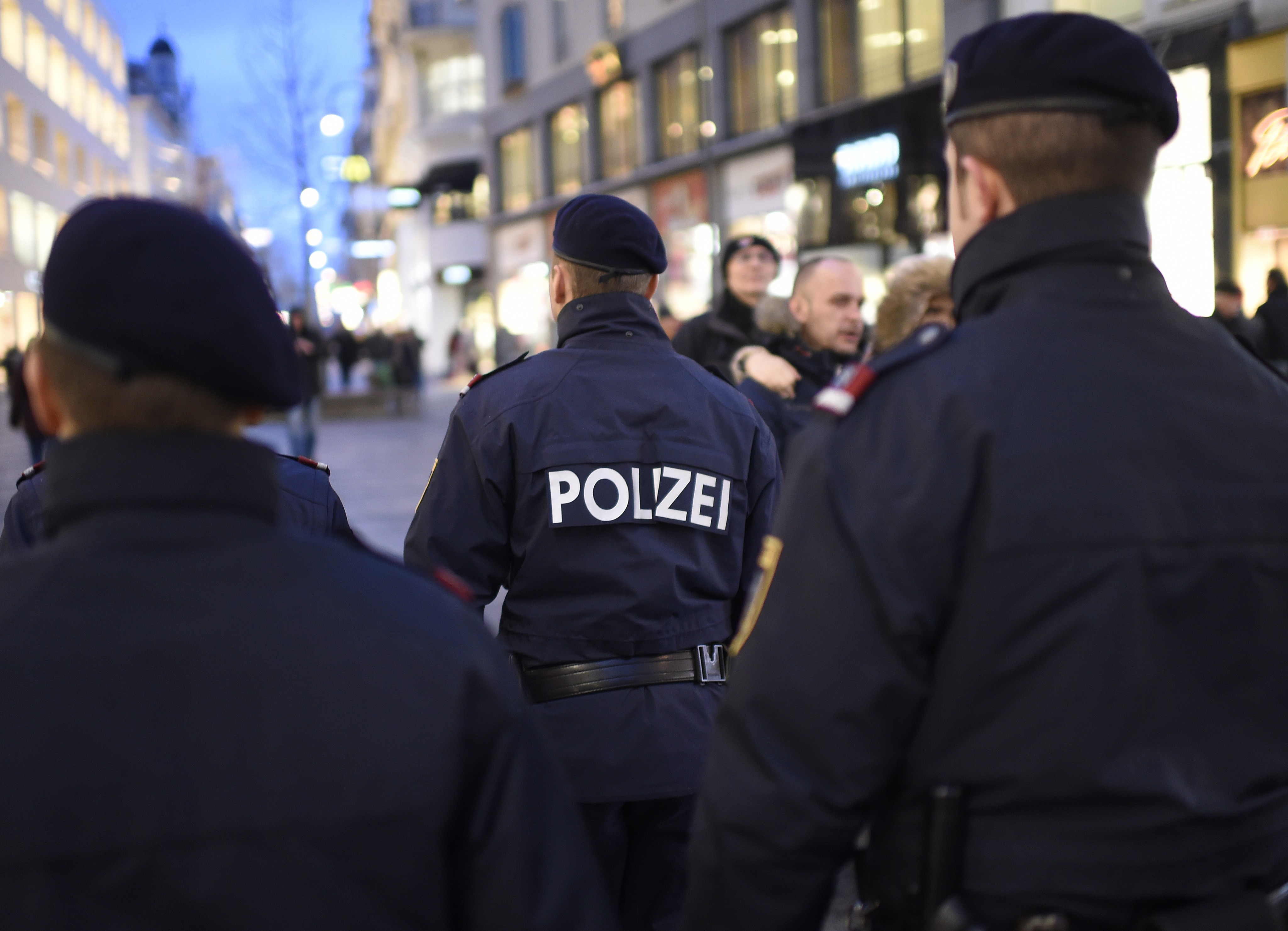 Mann beim Wiener Keplerplatz niedergestochen und ausgeraubt