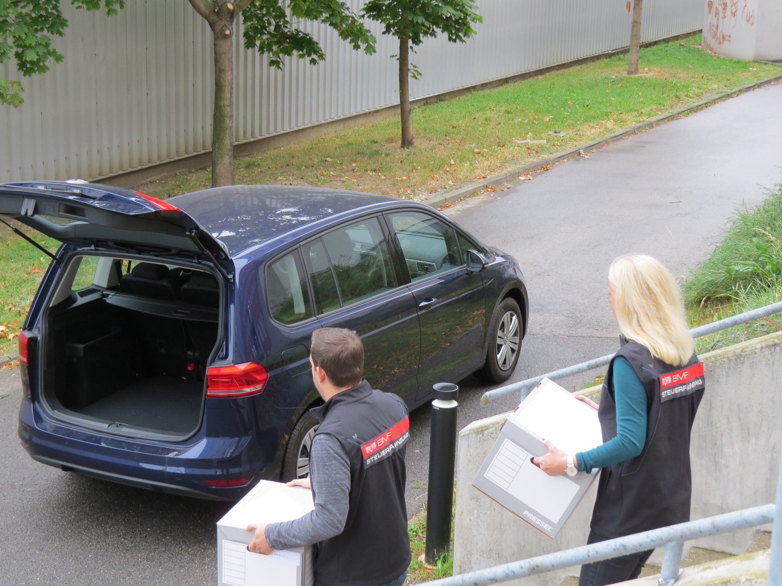 Razzien wegen Steuerbetrug mit Luxusautos in Wien und Oberösterreich