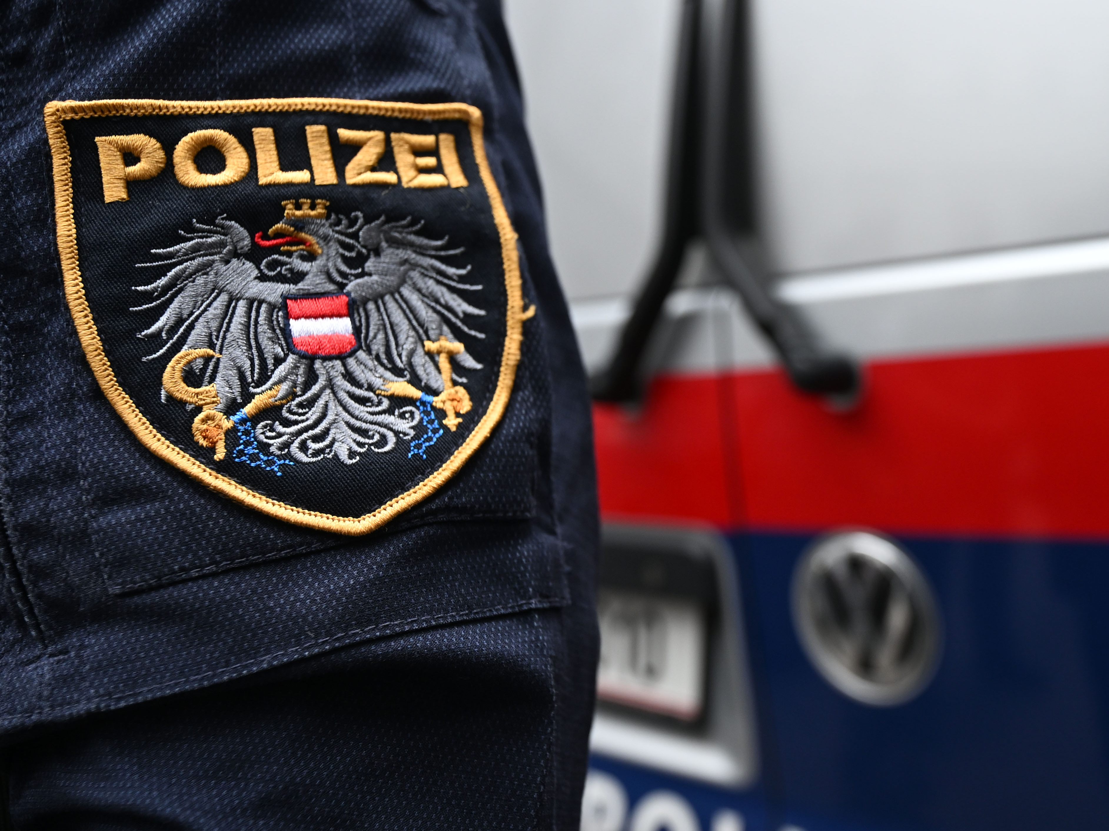 Brutale Überfälle in Wien: Opfer mit Messer attackiert – Täter auf der Flucht Brutale Überfälle in Wien: Opfer mit Messer attackiert – Täter auf der Flucht