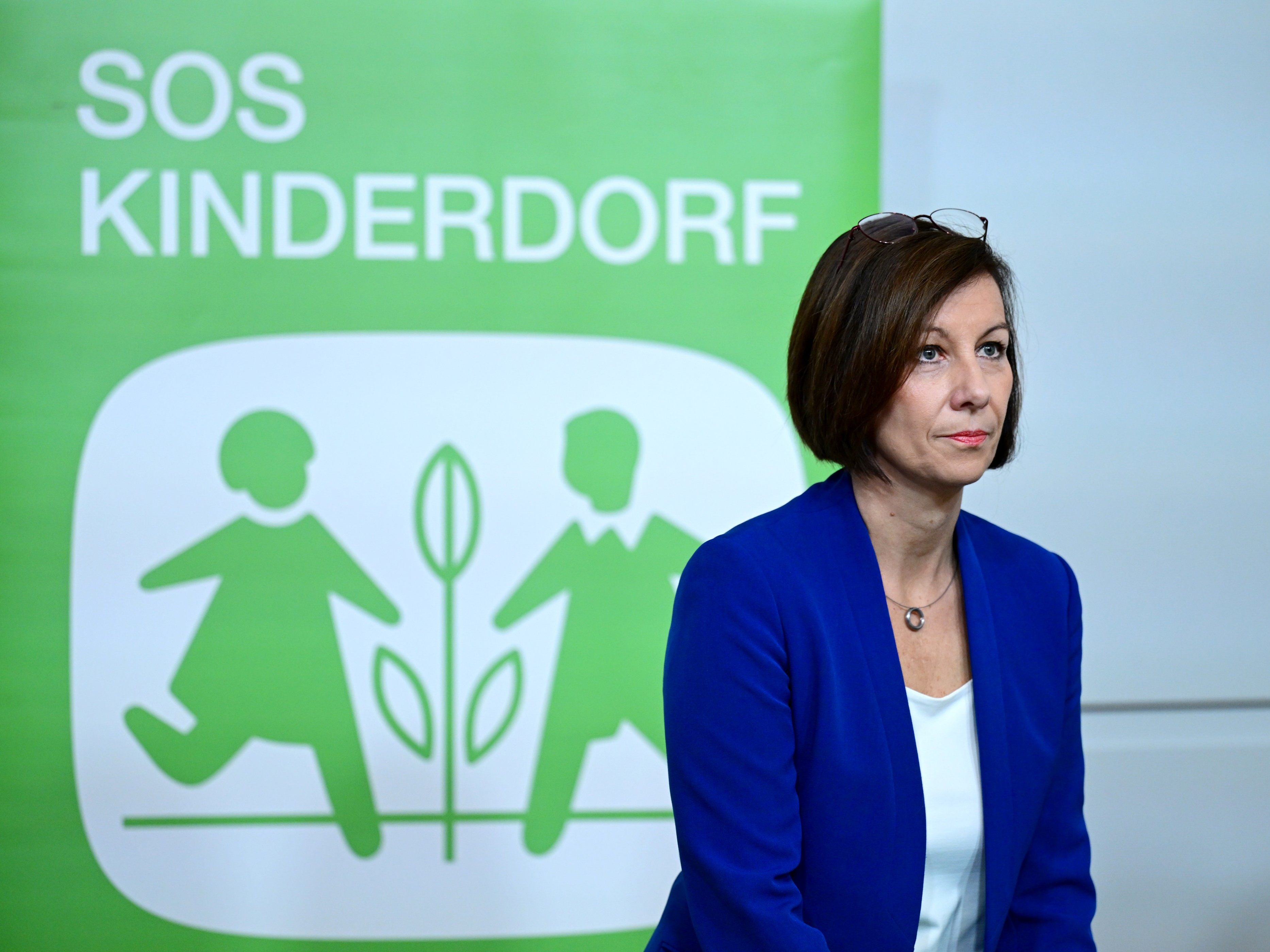 Geschäftsführerin Anne Schlack verwies auf die Anlaufstellen für Betroffene.