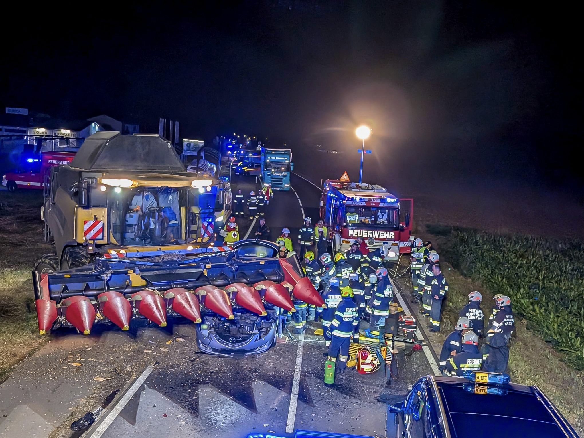 Die Feuerwehr musste eine Person aus dem Wrack befreien.