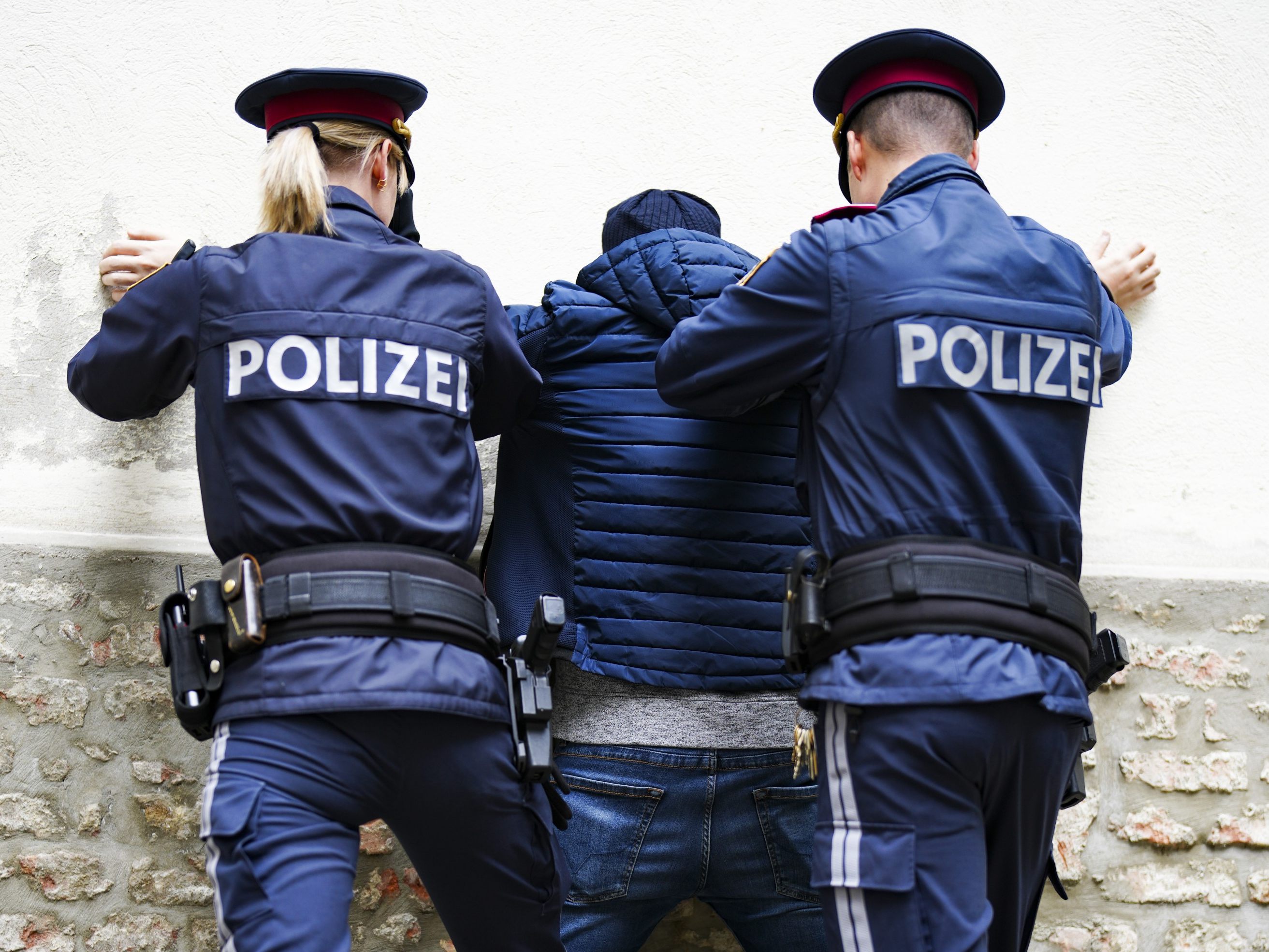 Der 36-Jährige wurde vorläufig festgenommen und mehrfach angezeigt.