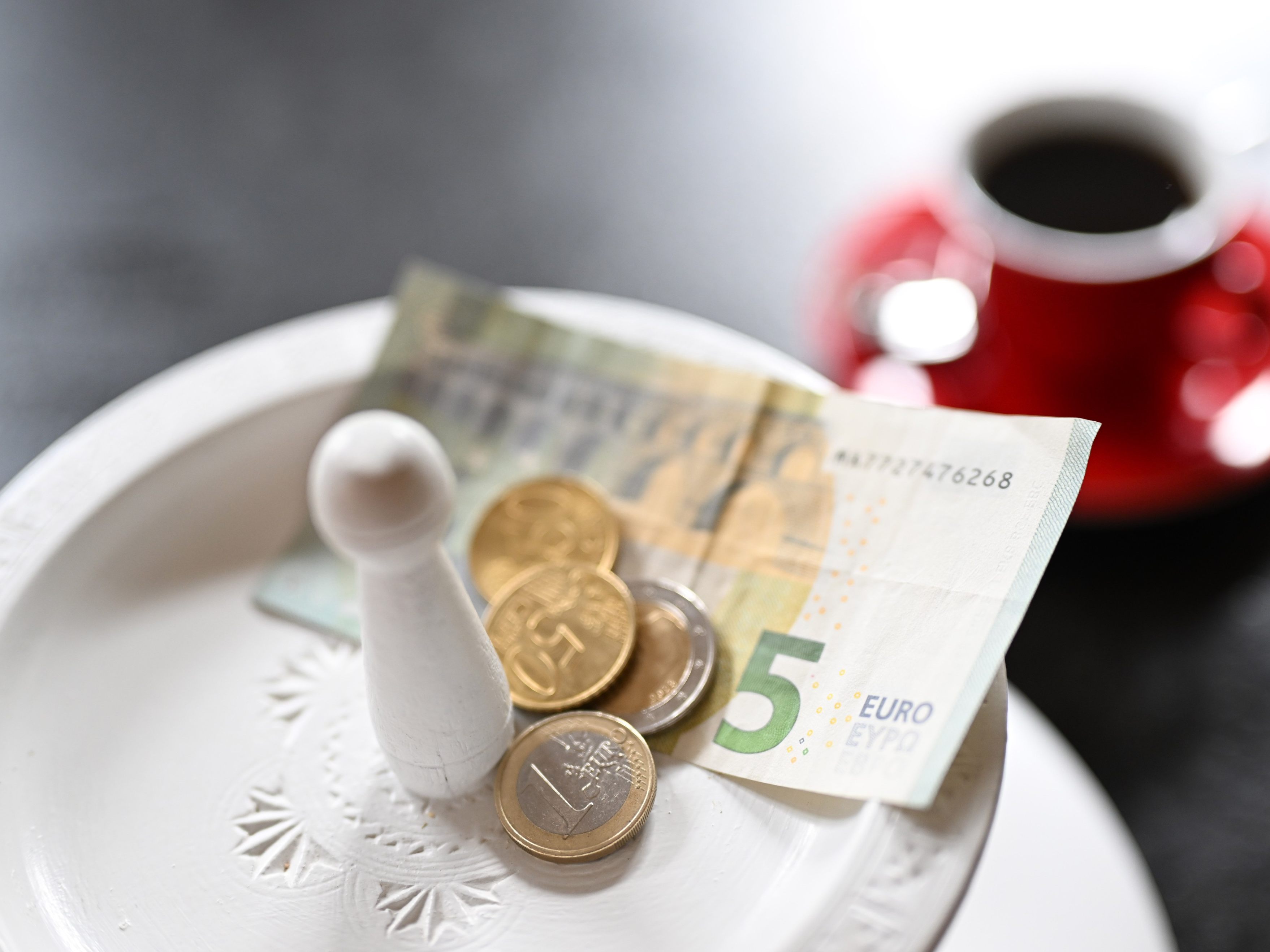 Da Trinkgeldeinnahmen schwer zu erfassen sind, unterblieben die Sozialleistungen häufig. Da Trinkgeldeinnahmen schwer zu erfassen sind, unterblieben die Sozialleistungen häufig.