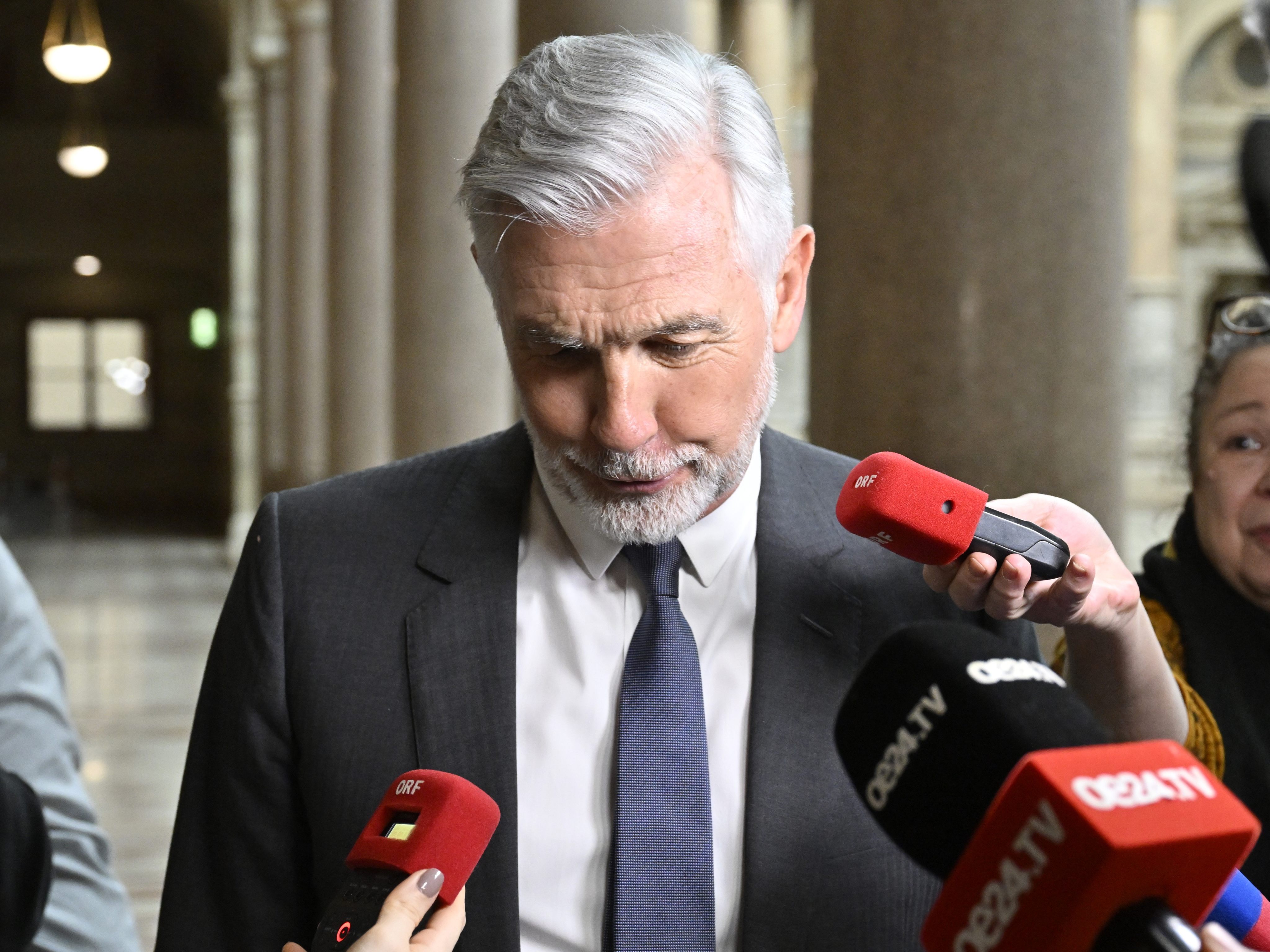 Walter Meischberger beantragt die Fußfessel. Walter Meischberger beantragt die Fußfessel.