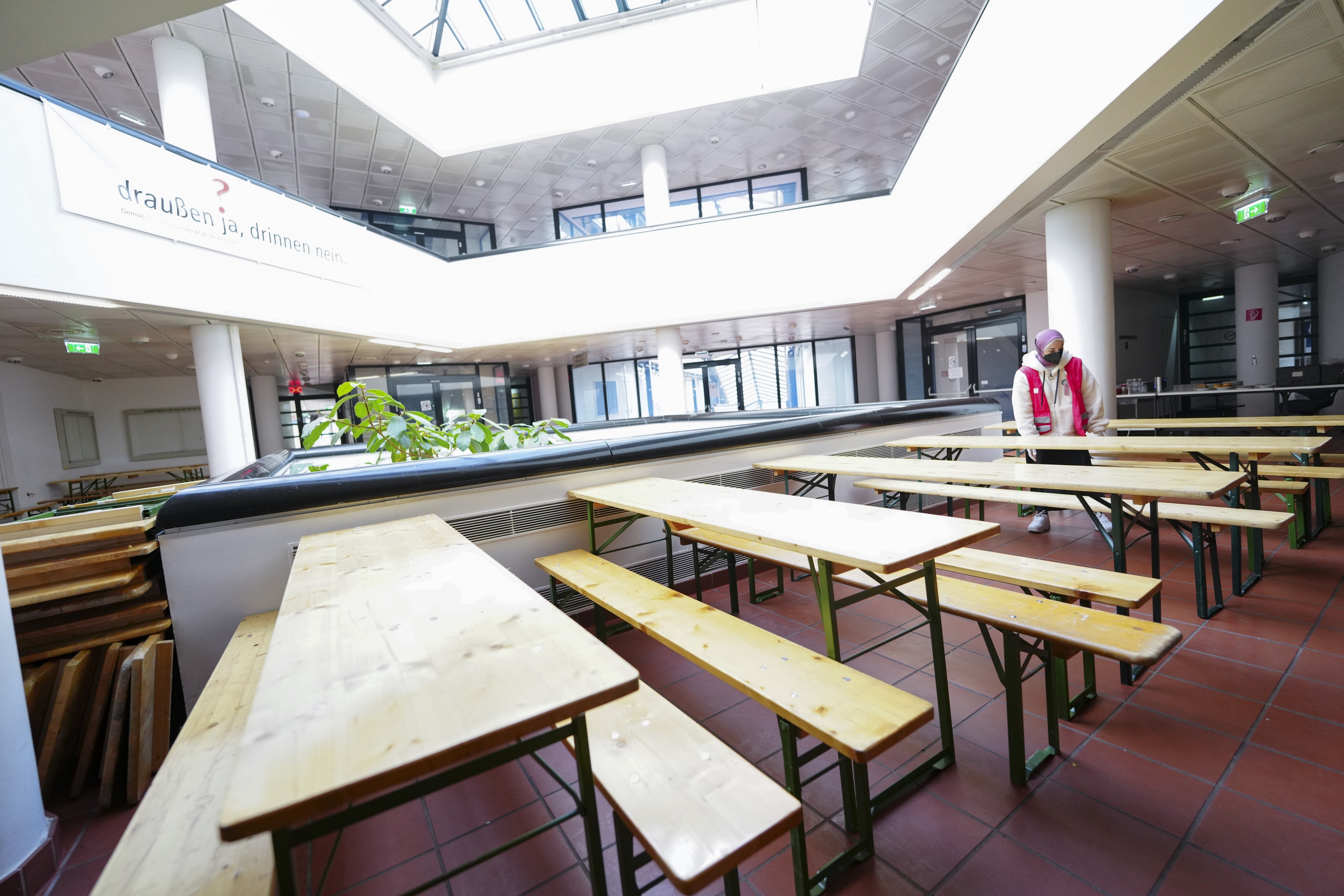 Zaradi zaprtja sprejemnega centra v Avstriji ukrajinskim beguncem grozi brezdomstvo