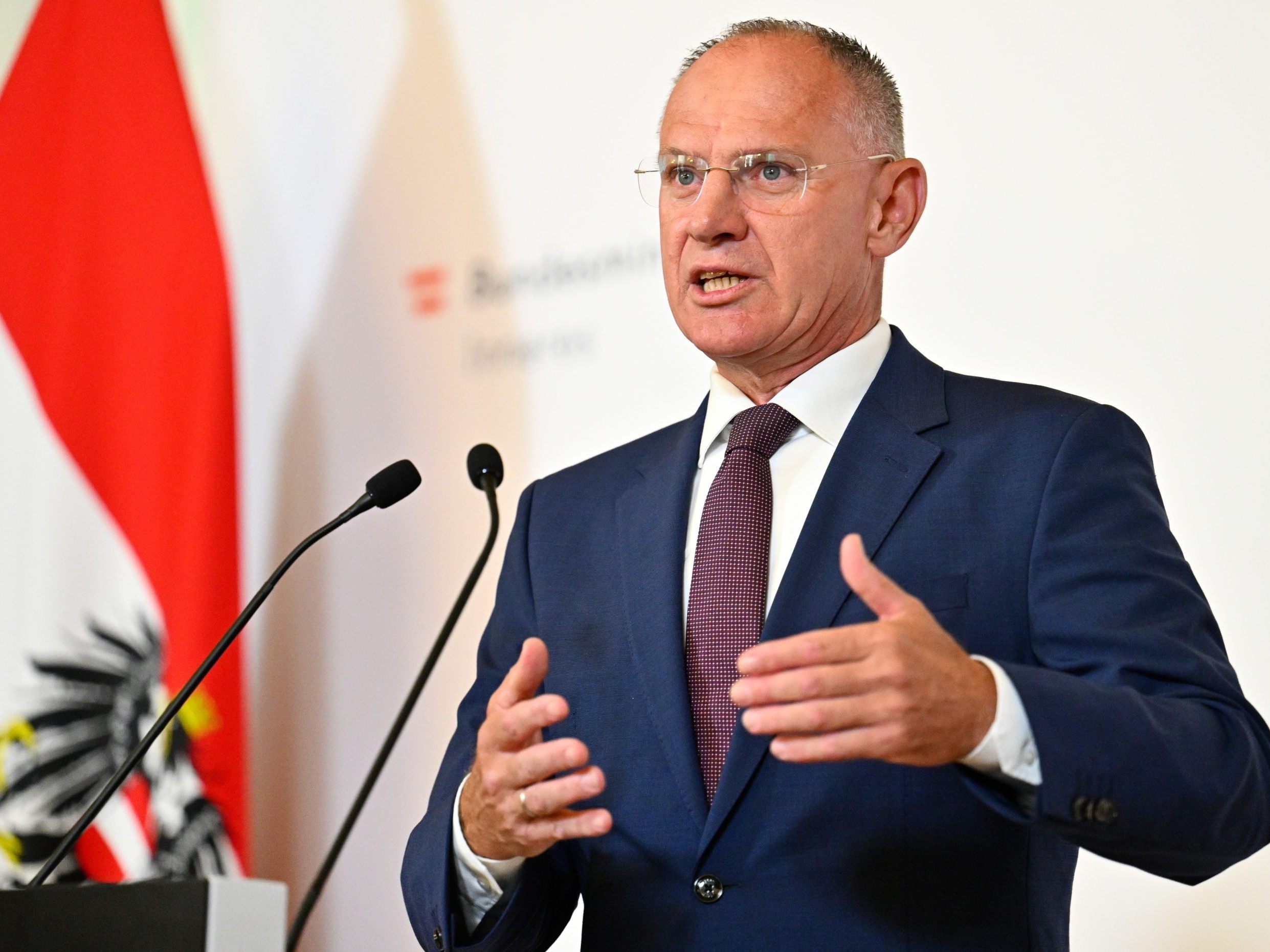Abschiebungen von straffällig gewordenen Syrern werden laut Karner weiter konsequent umgesetzt.