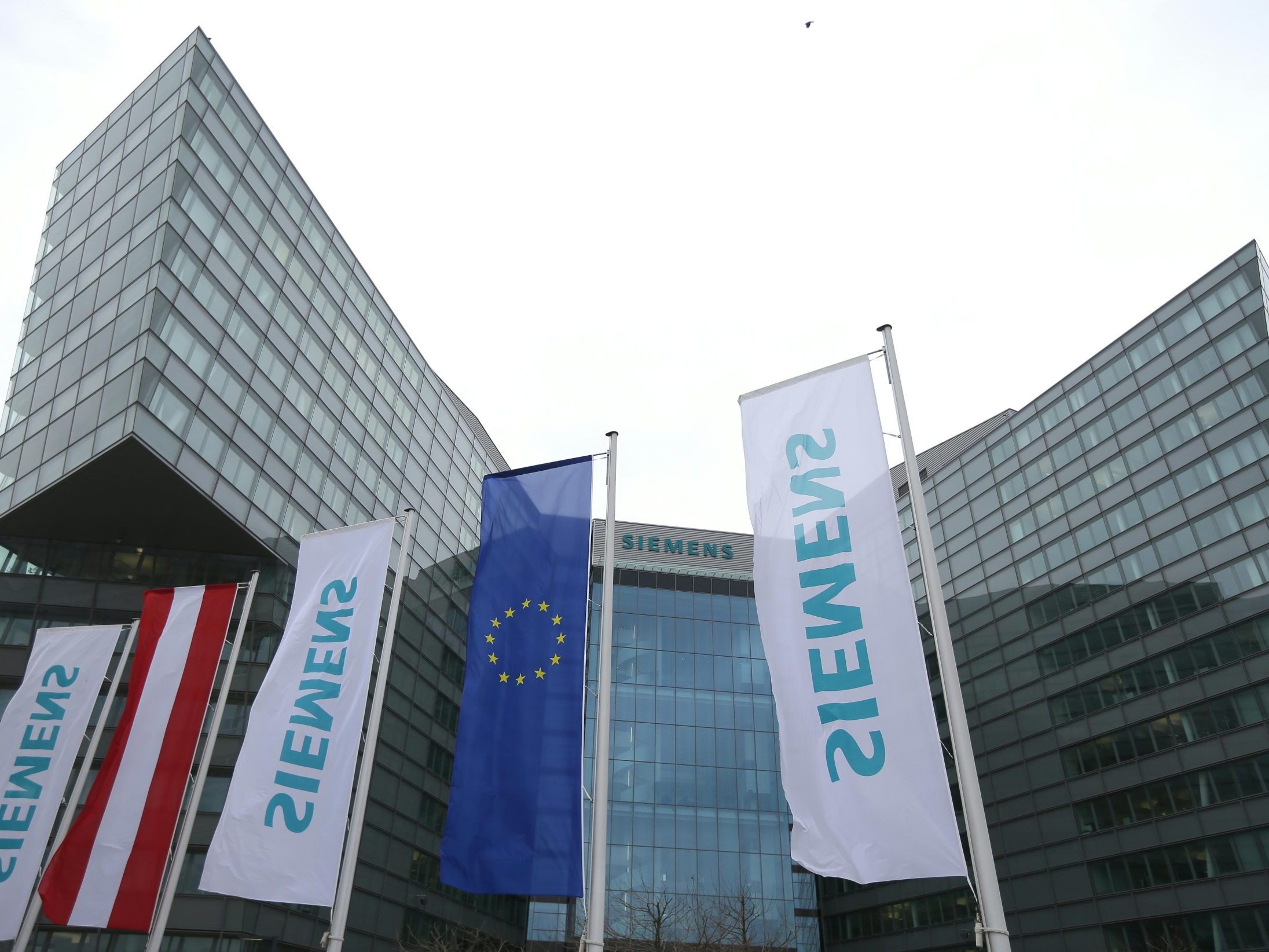 Siemens investiert in ein Ausbildungszentrum für Lehrlinge.