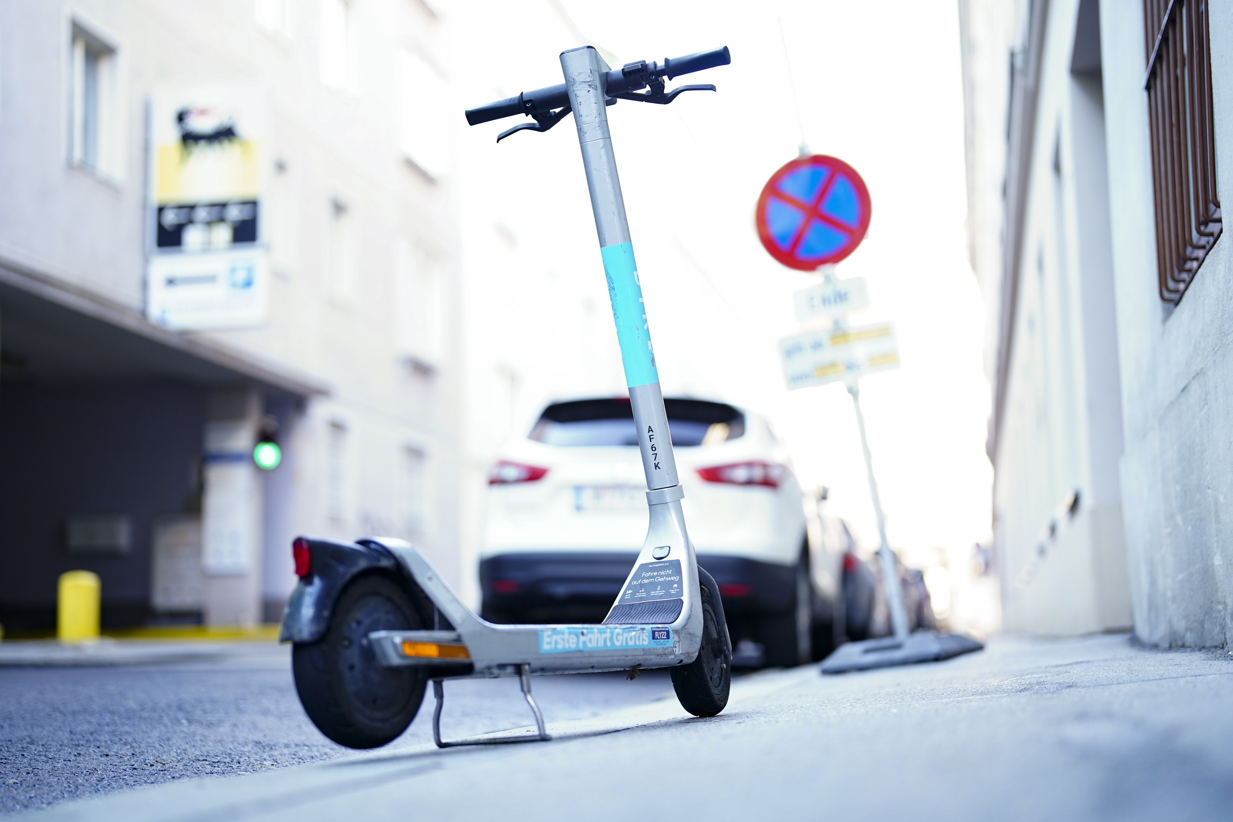 Betrunkene E-Scooter-Fahrerin in Wien kollidierte mit Lkw
