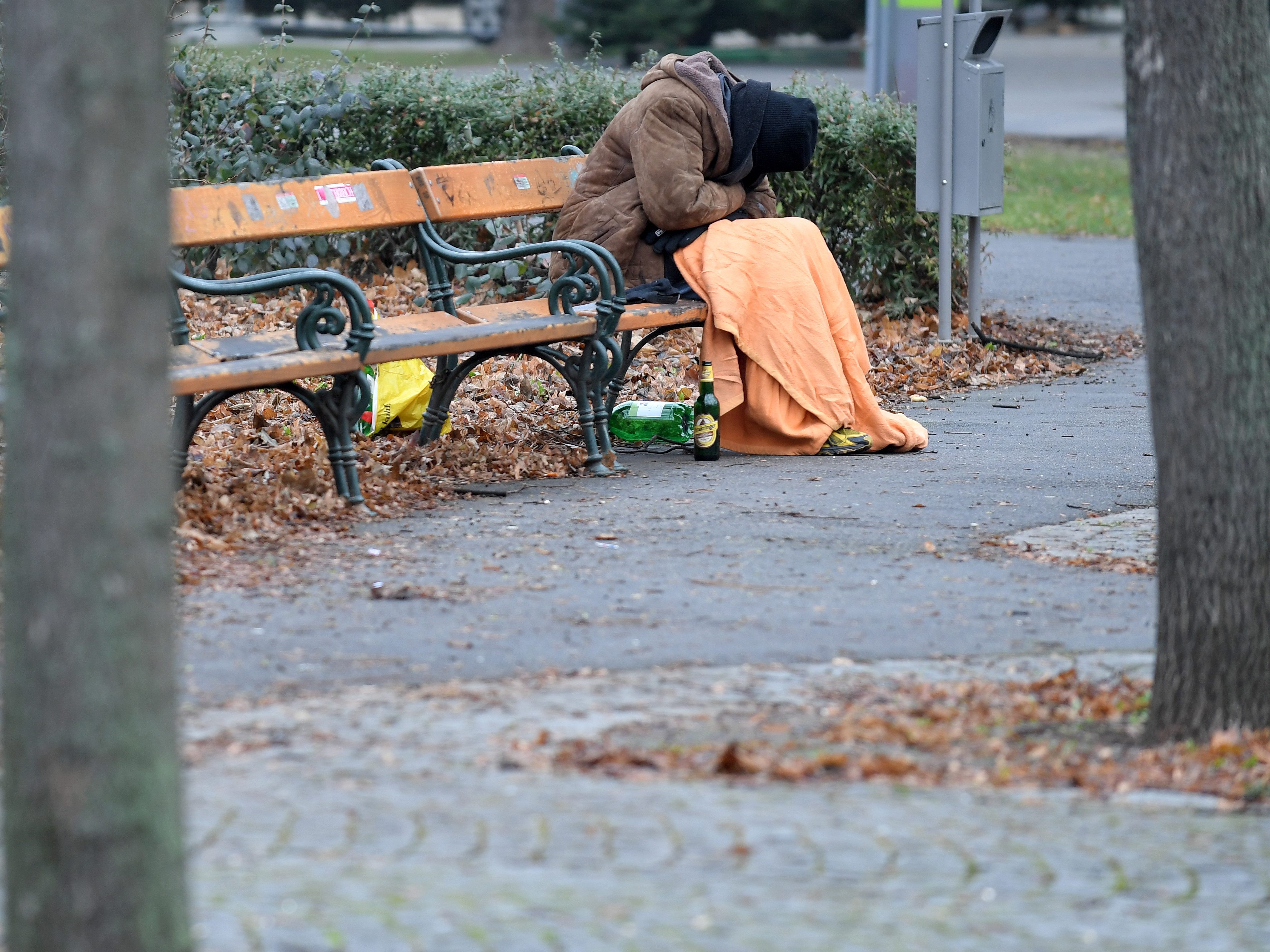 Am Kältetelefon können Aufenthaltsorte und Schlafplätze von Obdachlosen gemeldet werden. Am Kältetelefon können Aufenthaltsorte und Schlafplätze von Obdachlosen gemeldet werden.