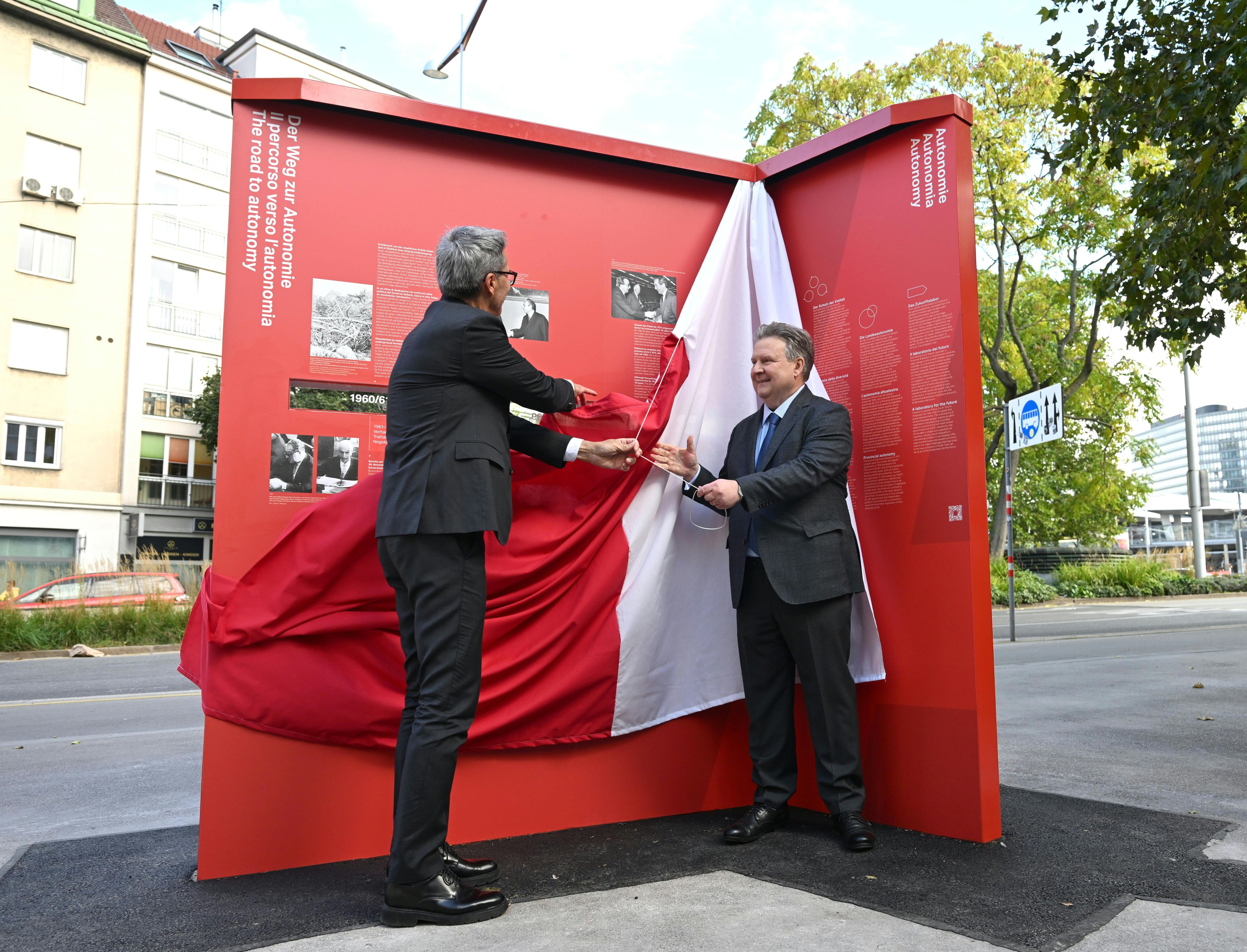 Autonomie-Stele in Wien enthüllt