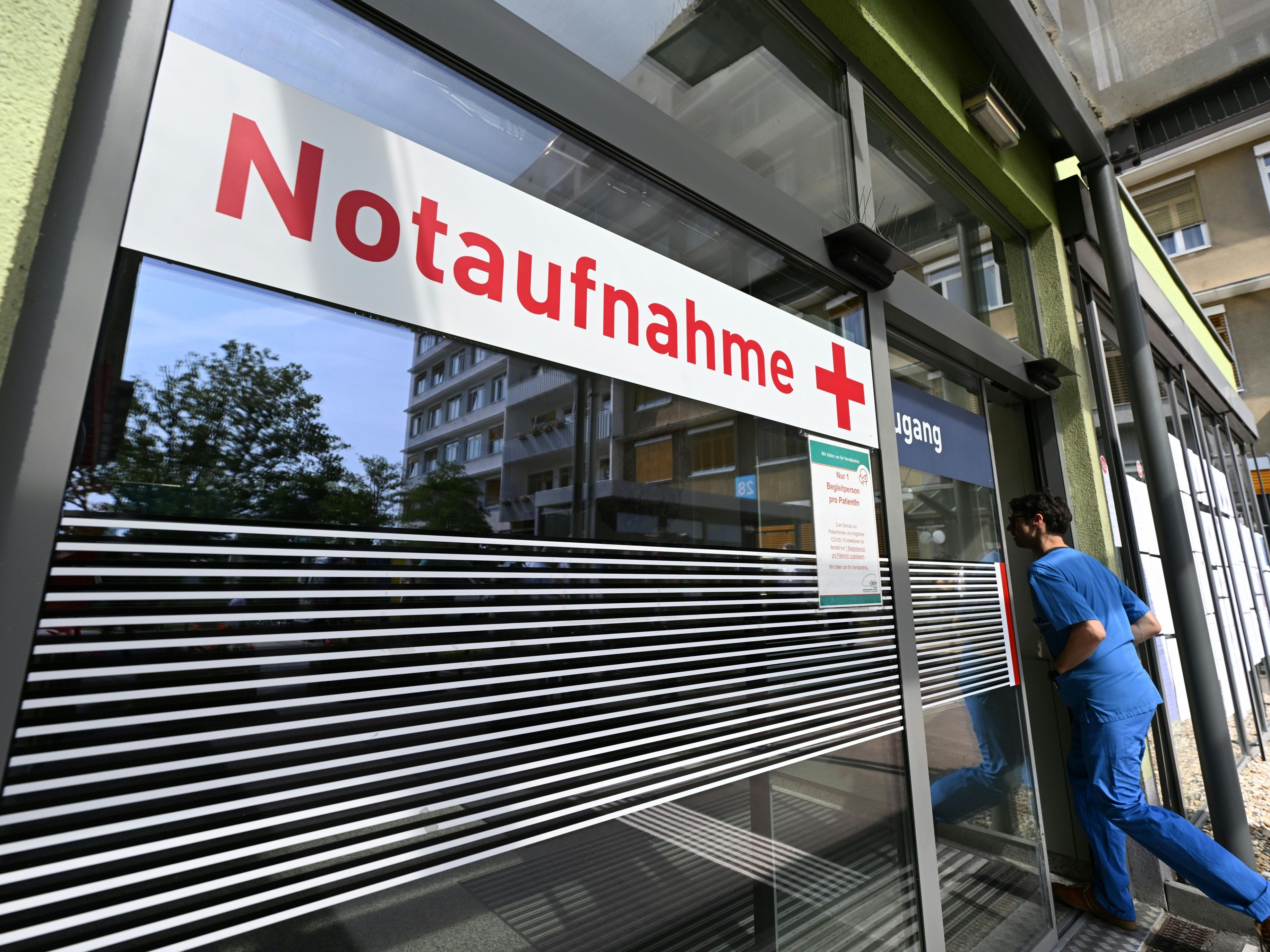 Die Frau konnte aus Kapazitätsgründen in keinem spezialisierten Spital behandelt werden.
