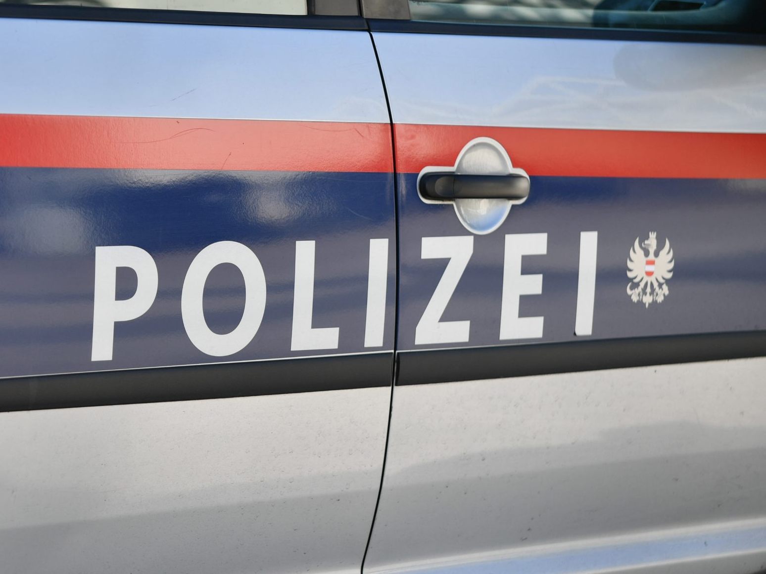 Die Polizei nahm den Drogendealer fest.
