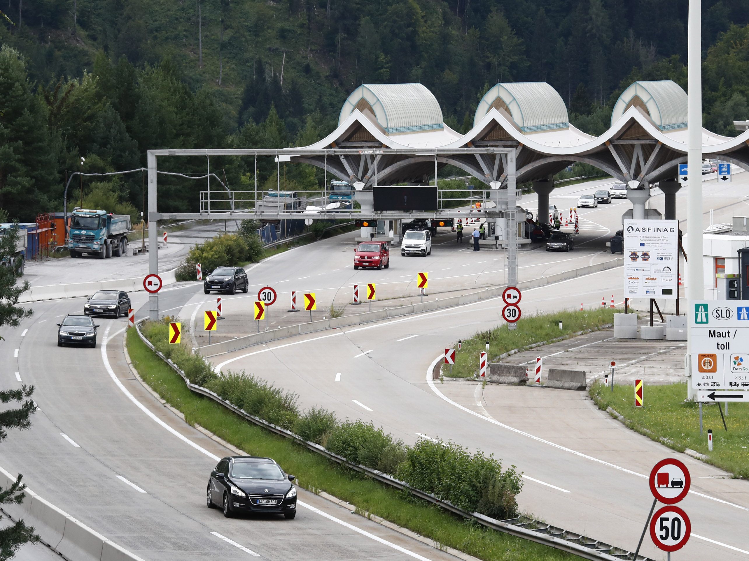 Grenze zwischen Slowenien und Österreich beim Karawankentunnel