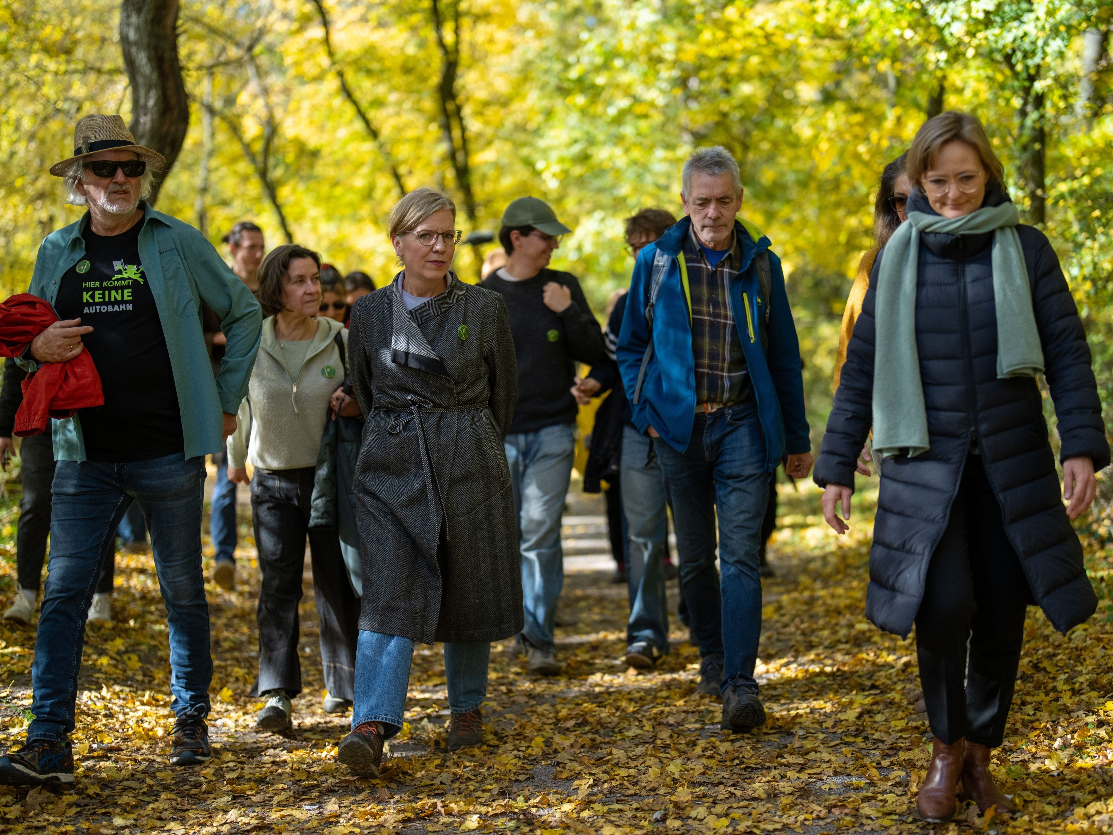 Gewessler kritisiert den Lobautunnel bei einem Lokalaugenschein in der Lobau. Gewessler kritisiert den Lobautunnel bei einem Lokalaugenschein in der Lobau.