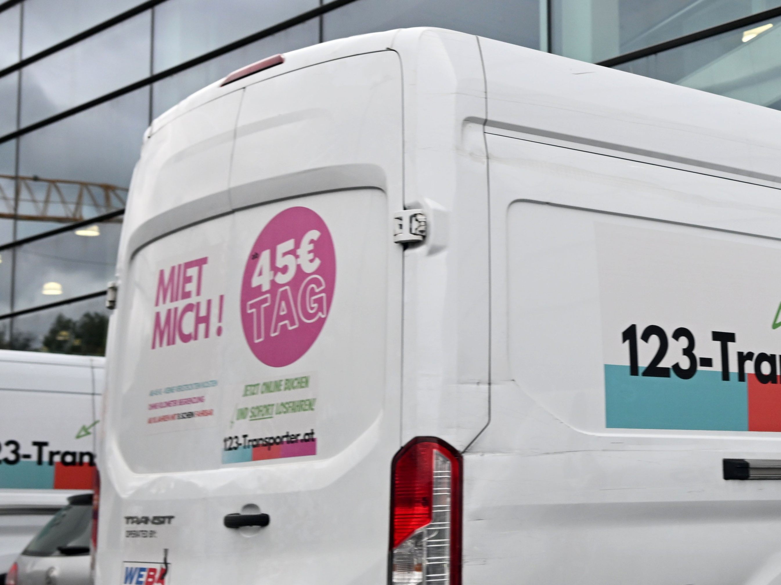 Nach einer Insolvenz mit 4,7 Mio. Euro Schulden wird die Autovermietung 123-Transporter auf gerichtliche Anordnung geschlossen.