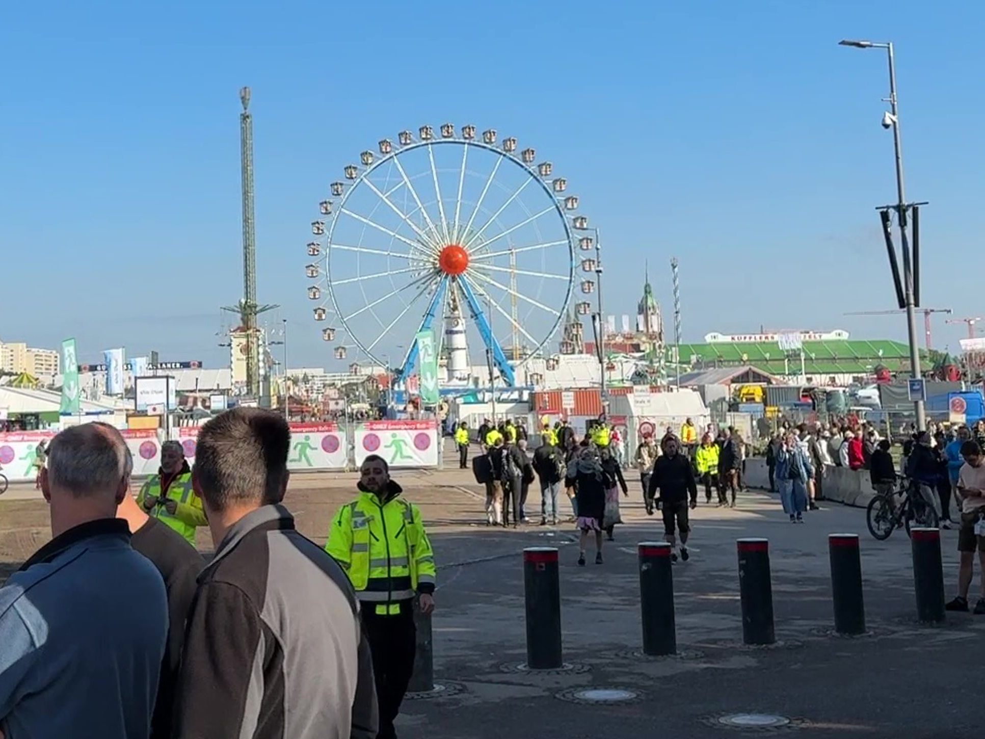 Nach einer Explosion in München durchsucht die Polizei auch das Oktoberfest-Gelände. Nach einer Explosion in München durchsucht die Polizei auch das Oktoberfest-Gelände.