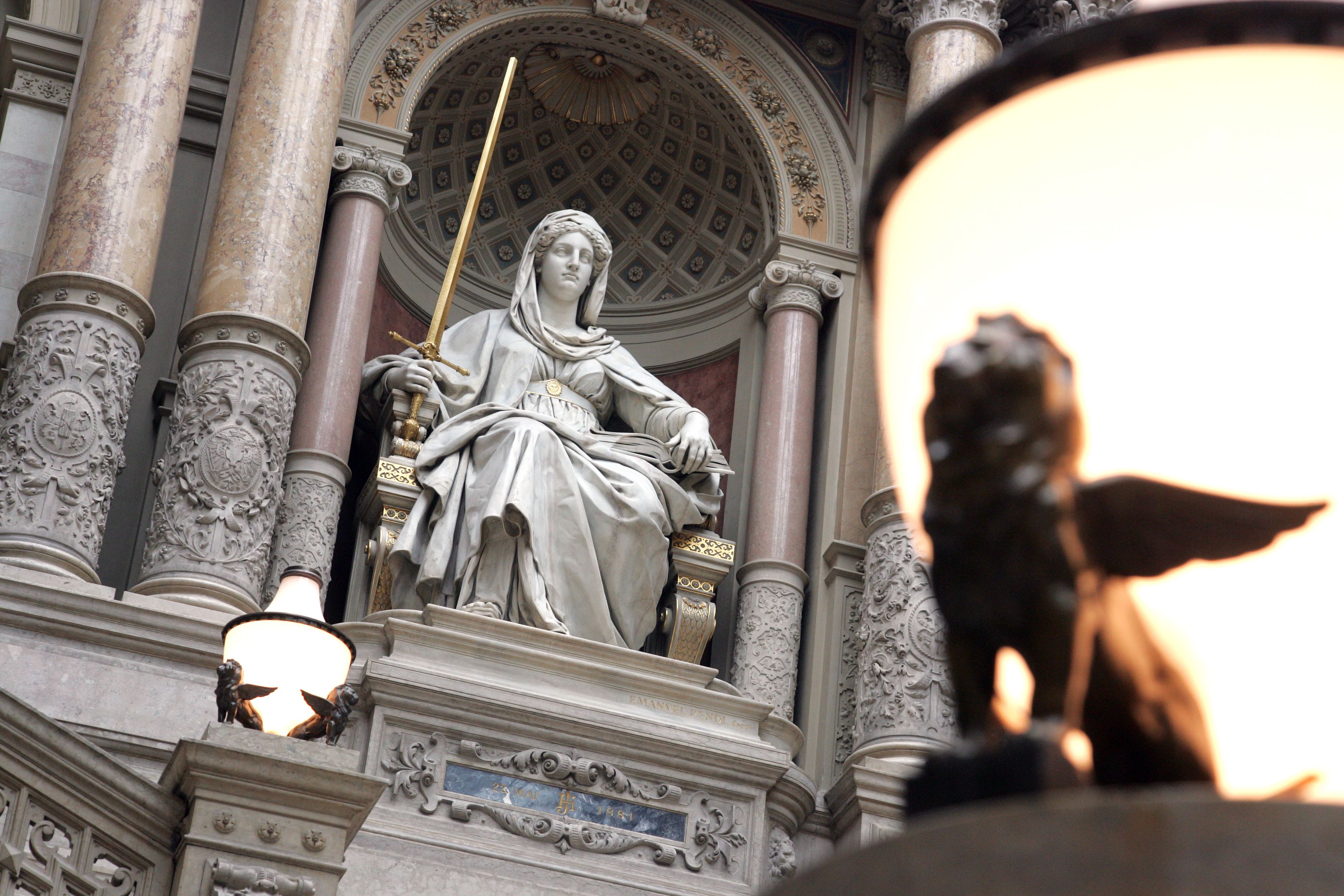 Na Dunaju oprostili žensko, ki je zudljivemu moškemu odgriznila jezik