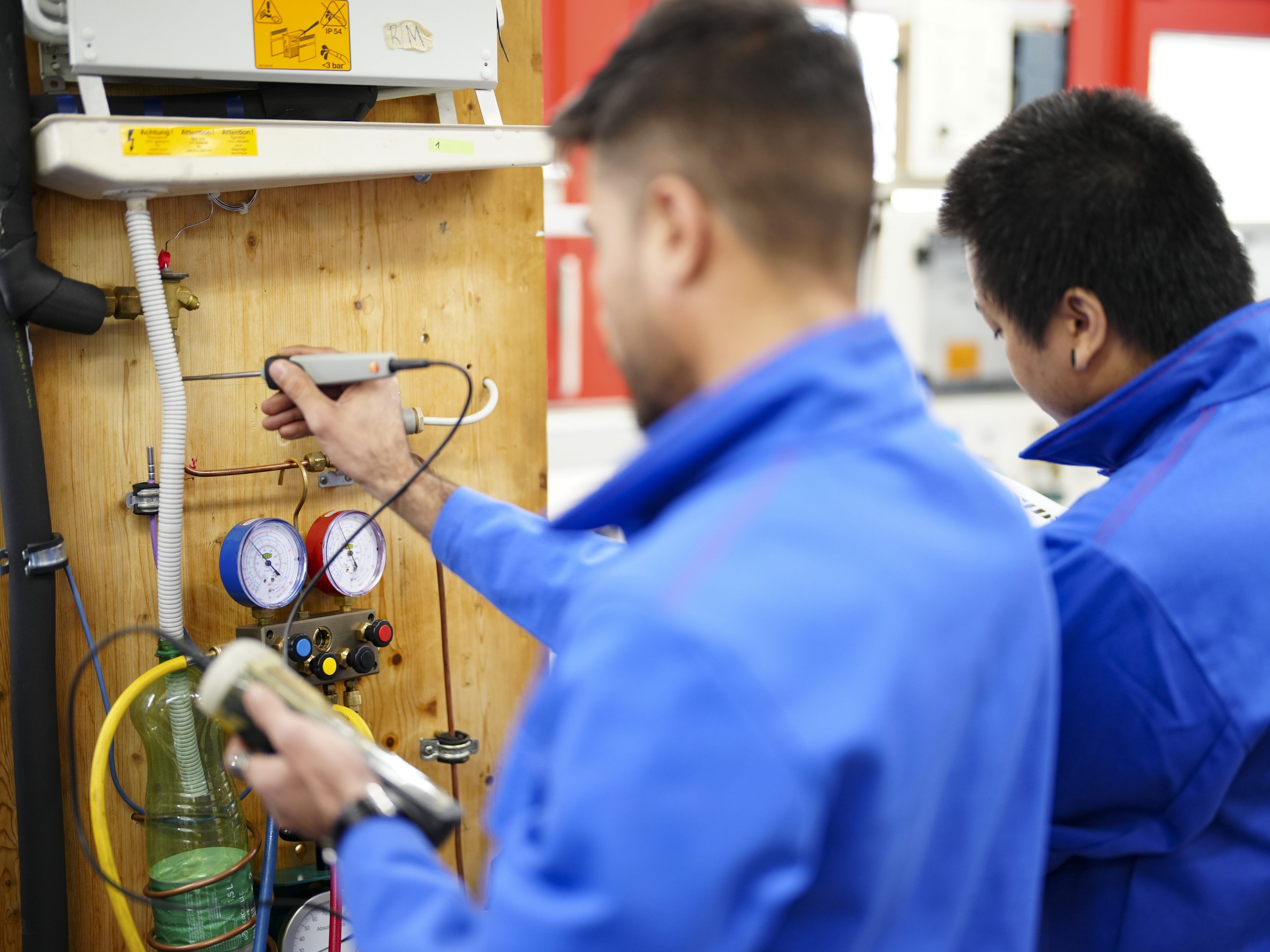 Migranten sind hochmotiviert aber mit Hürden beim Job konfrontiert. Migranten sind hochmotiviert aber mit Hürden beim Job konfrontiert.