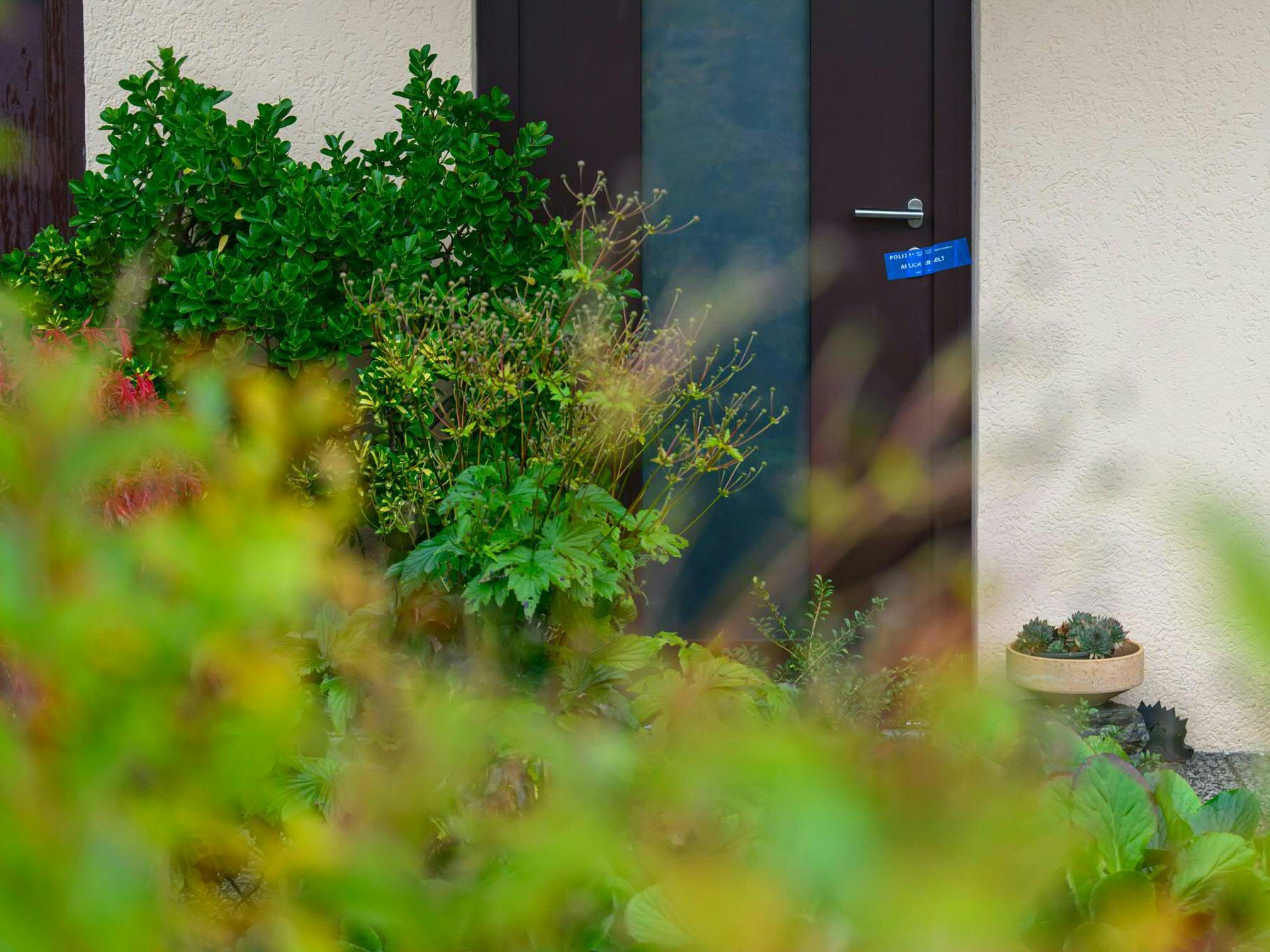 Ein 78-Jähriger soll im gemeinsamen Haus seine 70-jährige Ehefrau und den 41-jährigen Sohn erstochen haben.