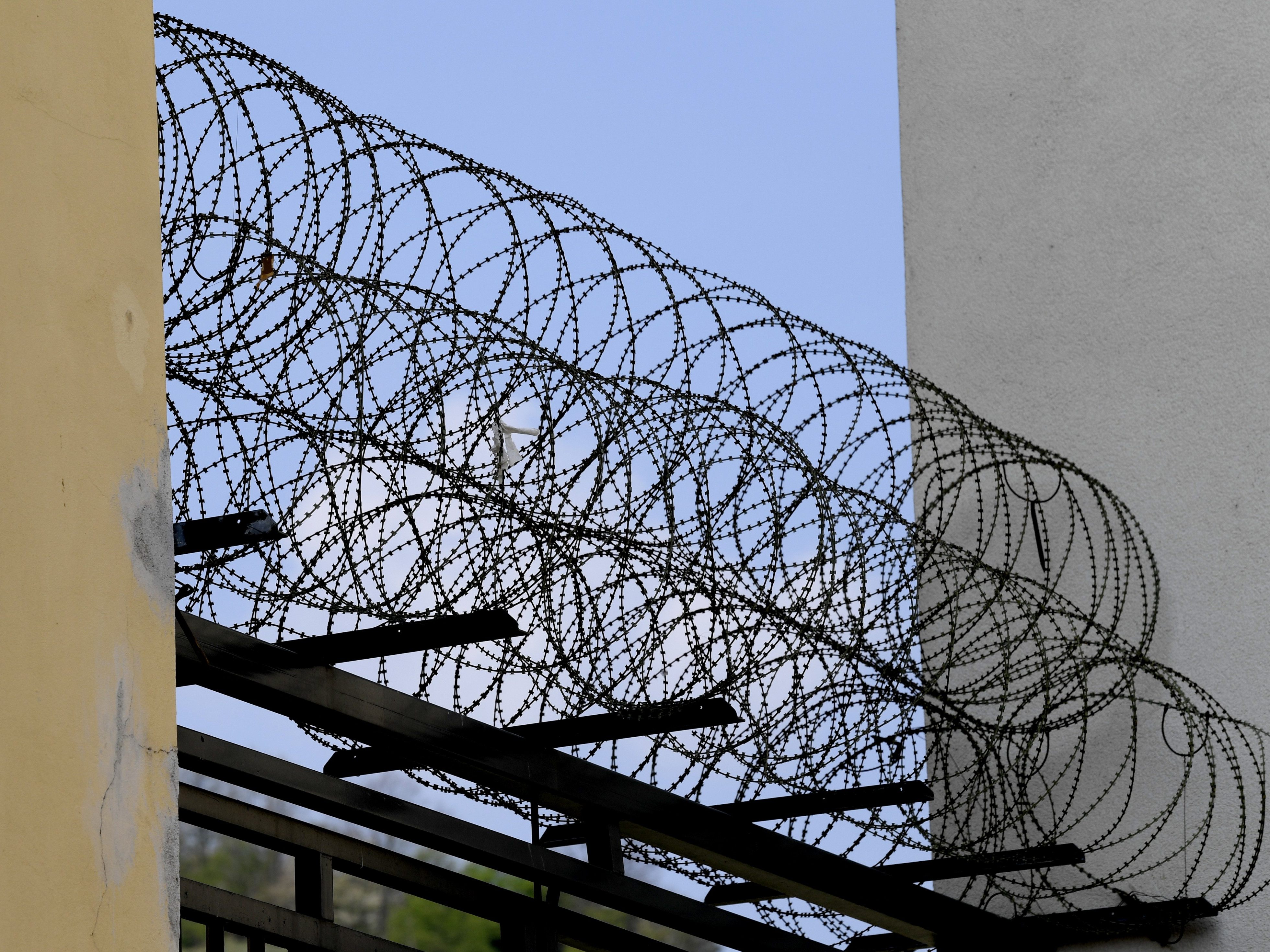Der junge Mann befindet sich wieder hinter Gittern.