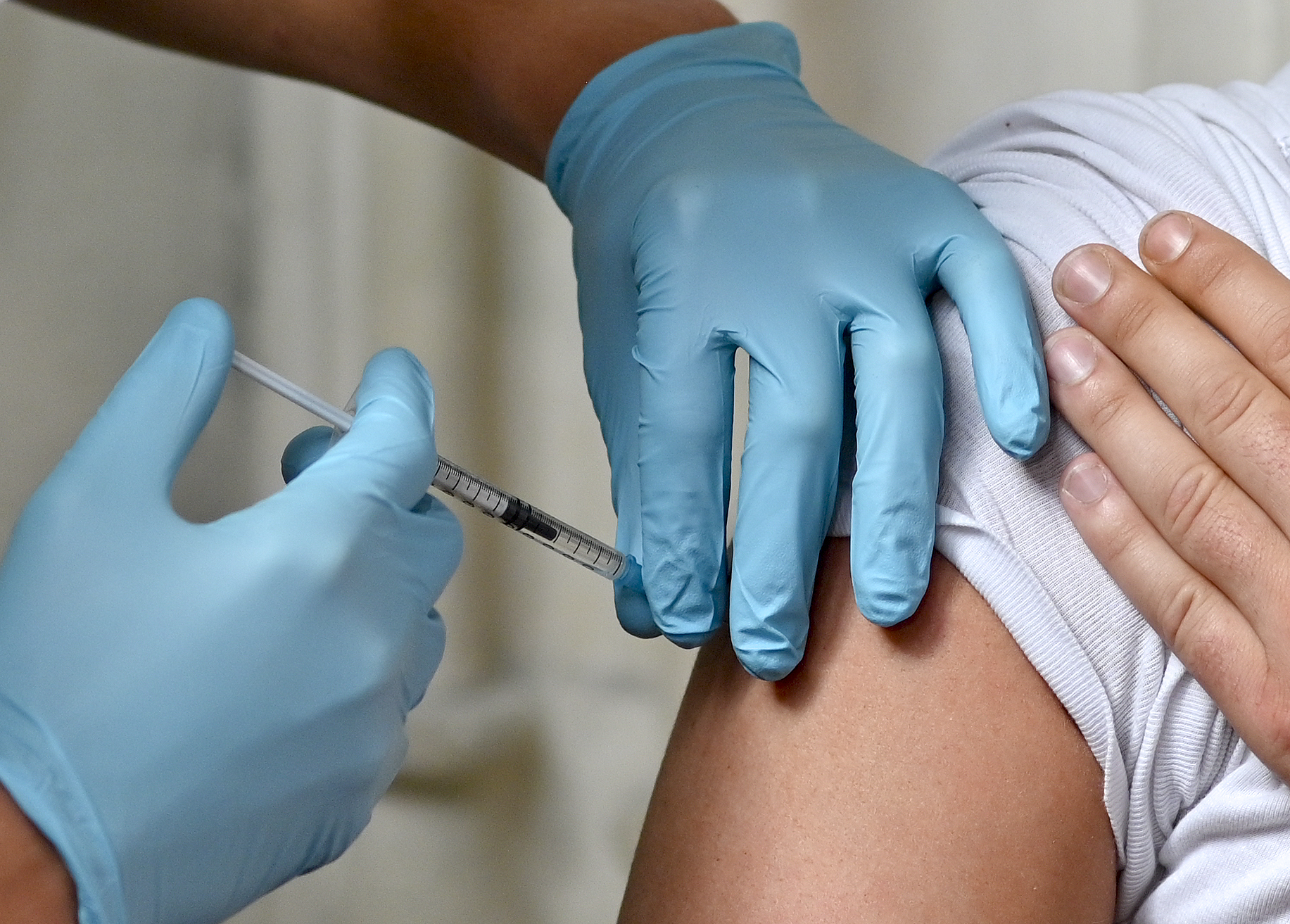 Prizadevanja za cepljenje proti COVID-19 in gripi se krepijo v ZDA in na Nizozemskem