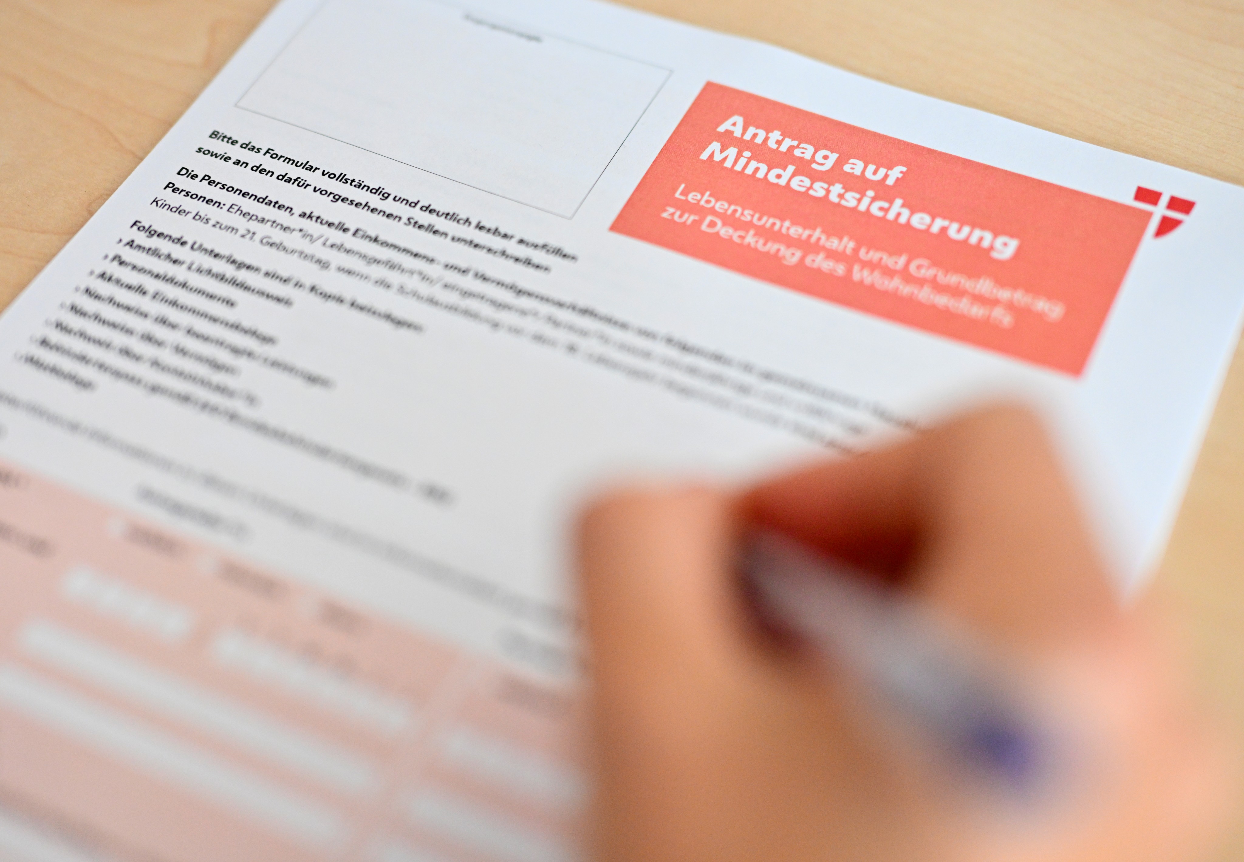 Francoski proračun za leto 2026 predvideva obsežne reze in nove davke