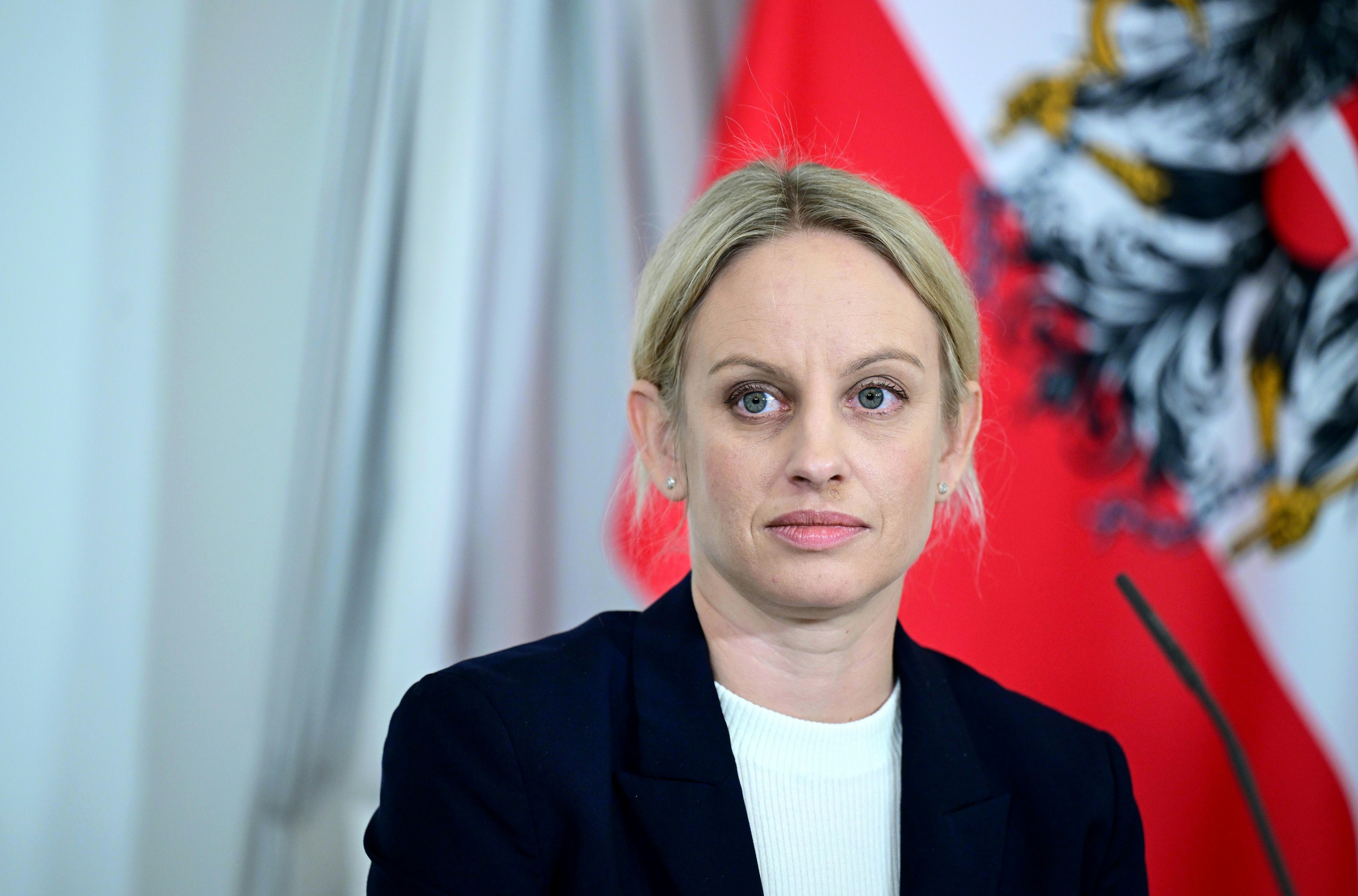 Sport-Staatssekretärin Michaela Schmidt fordert eine vollständige Aufklärung der Vorfälle.