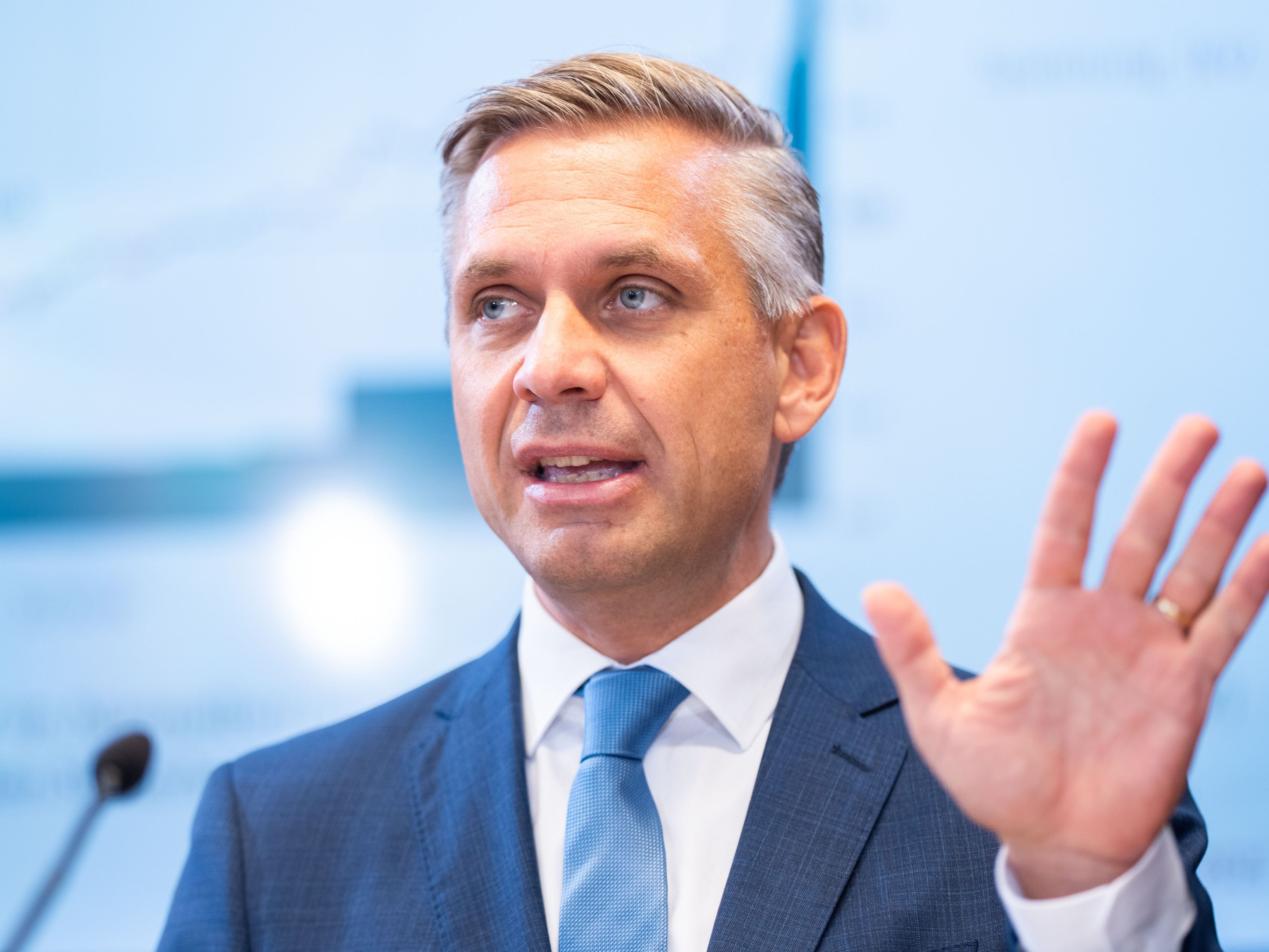Wirtschaftsminister Wolfgang Hattmannsdorfer (ÖVP) ist für eine Beibehaltung des angehobenen Freibetrags für Überstundenzuschläge, der mit Ende 2025 ausläuft.