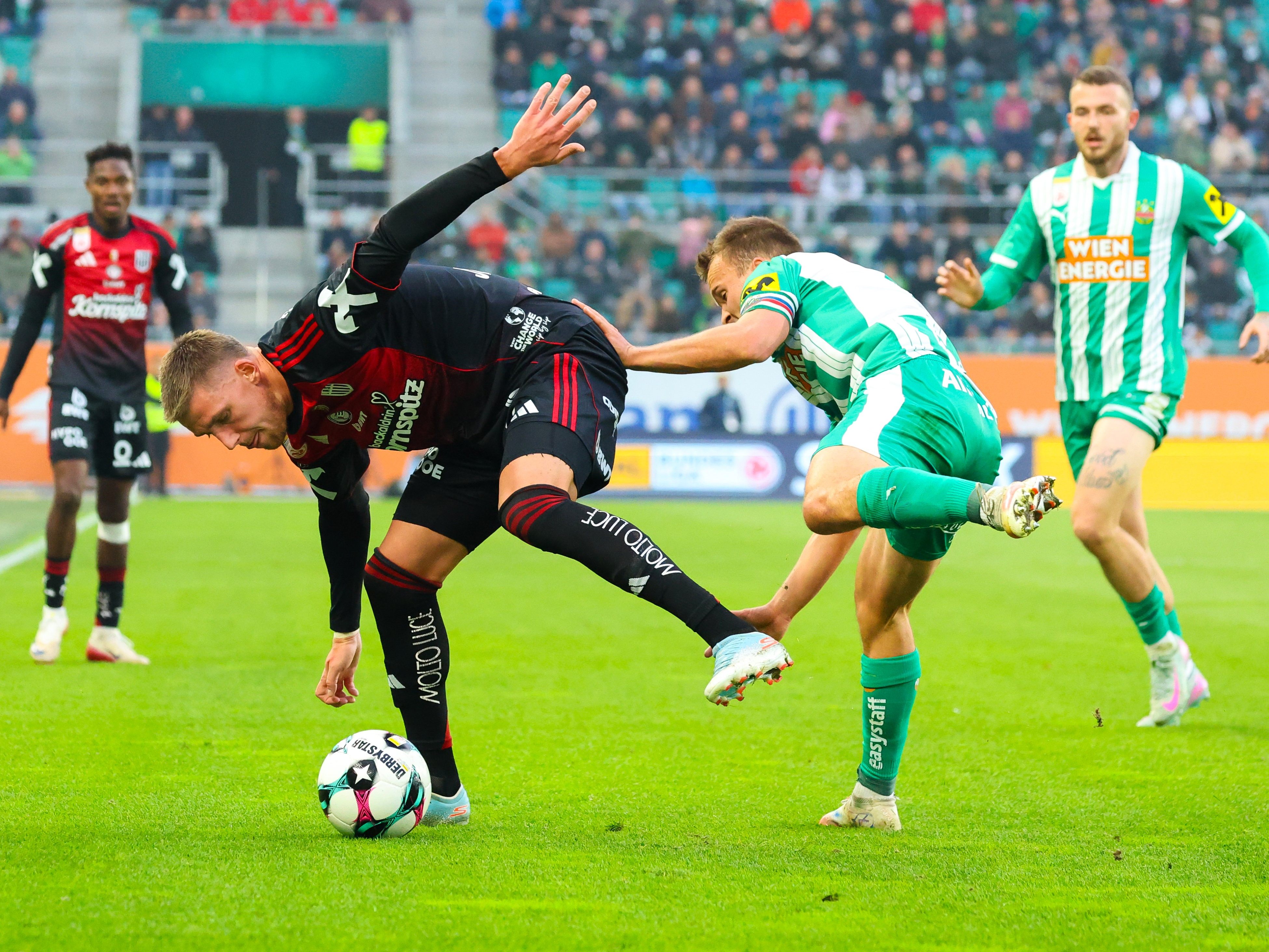 Konnte Niederlage gegen LASK nicht verhindern: Rapids Matthias Seidl (rechts vorne). Konnte Niederlage gegen LASK nicht verhindern: Rapids Matthias Seidl (rechts vorne).
