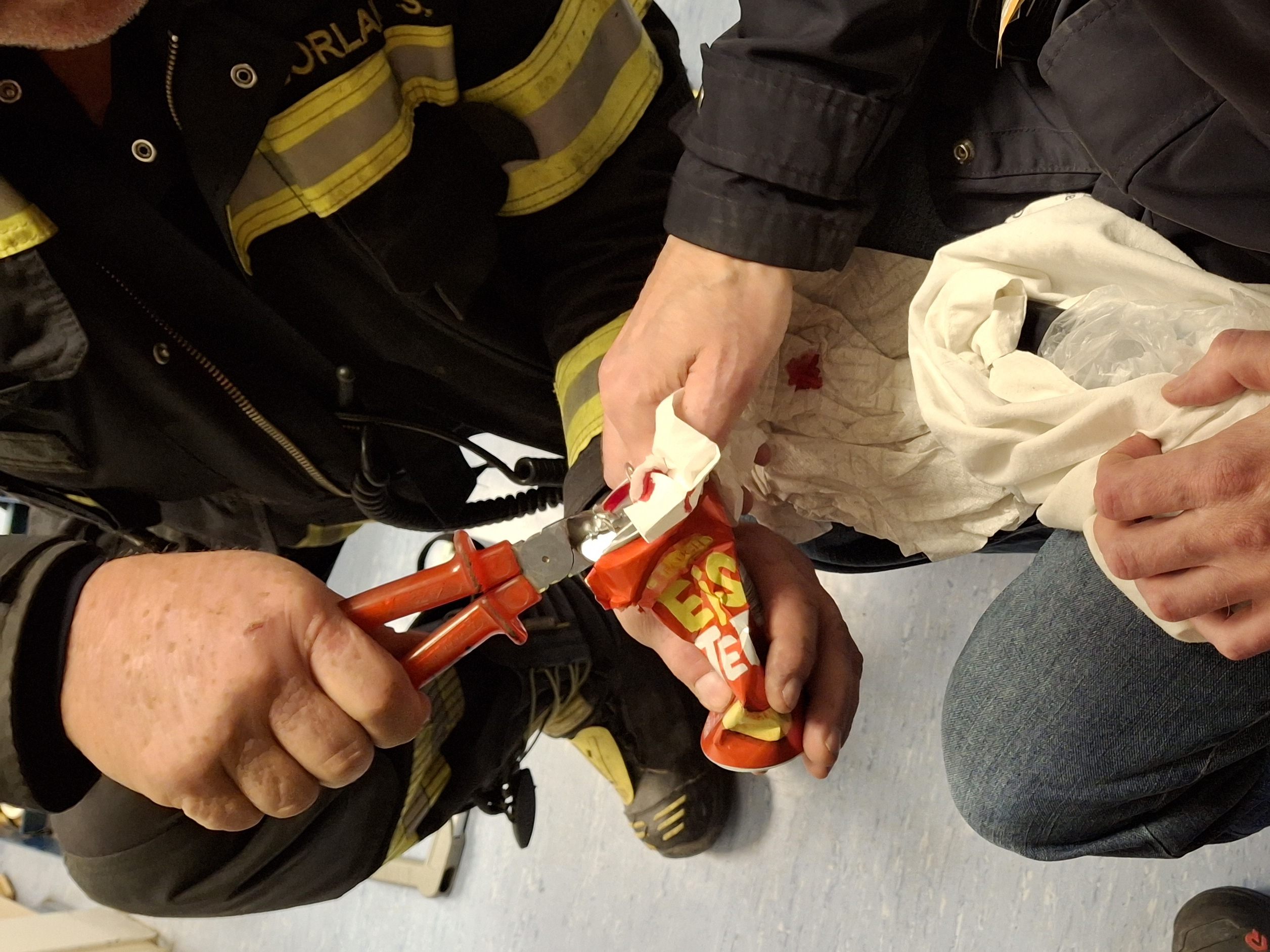Mittels Seitenschneider konnte der Finger aus der Dose befreit werden. Mittels Seitenschneider konnte der Finger aus der Dose befreit werden.