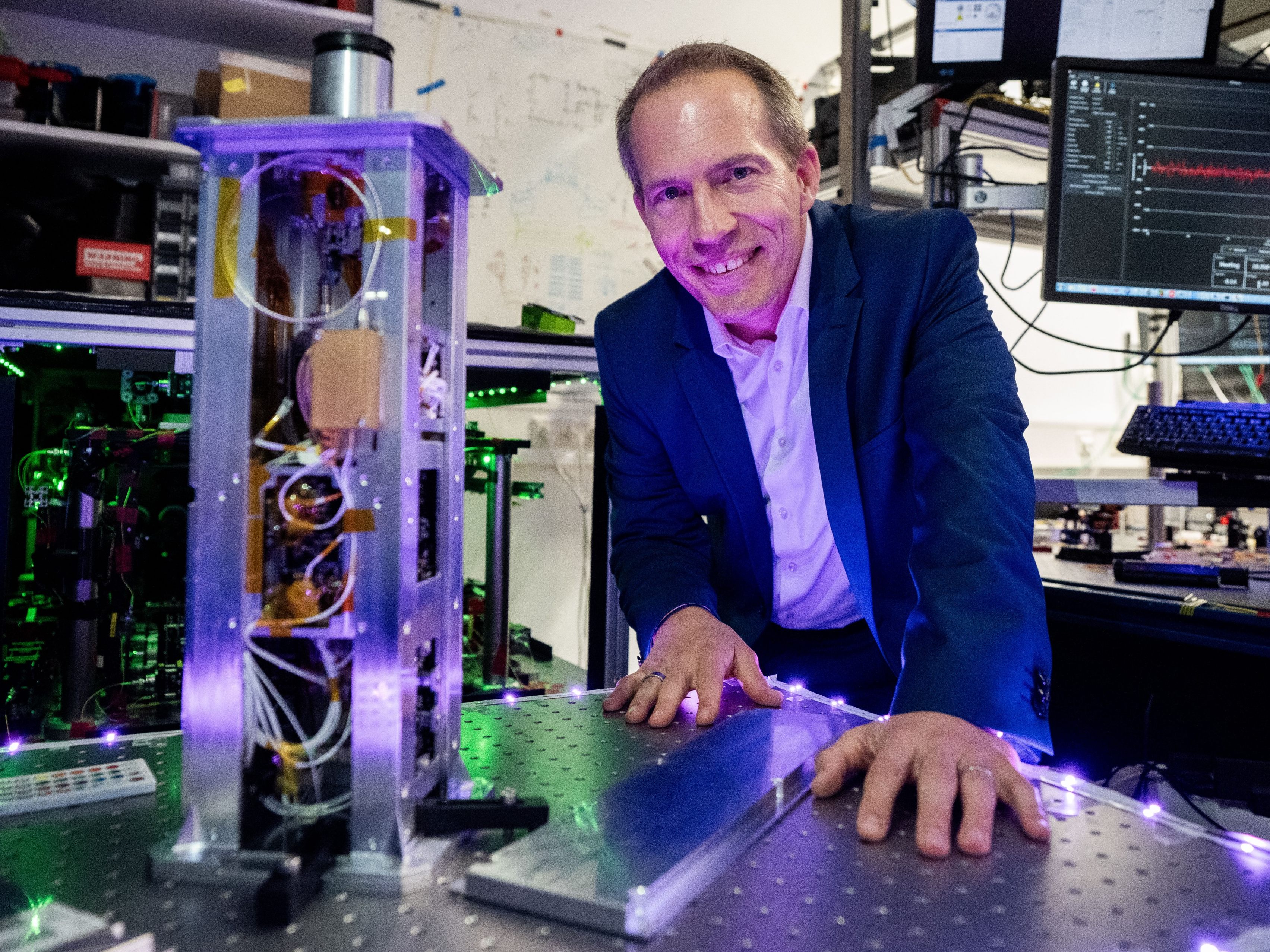 Quantenphysiker Philip Walther mit einem photonischen Satelliten-Quantencomputer an der Uni Wien. Quantenphysiker Philip Walther mit einem photonischen Satelliten-Quantencomputer an der Uni Wien.