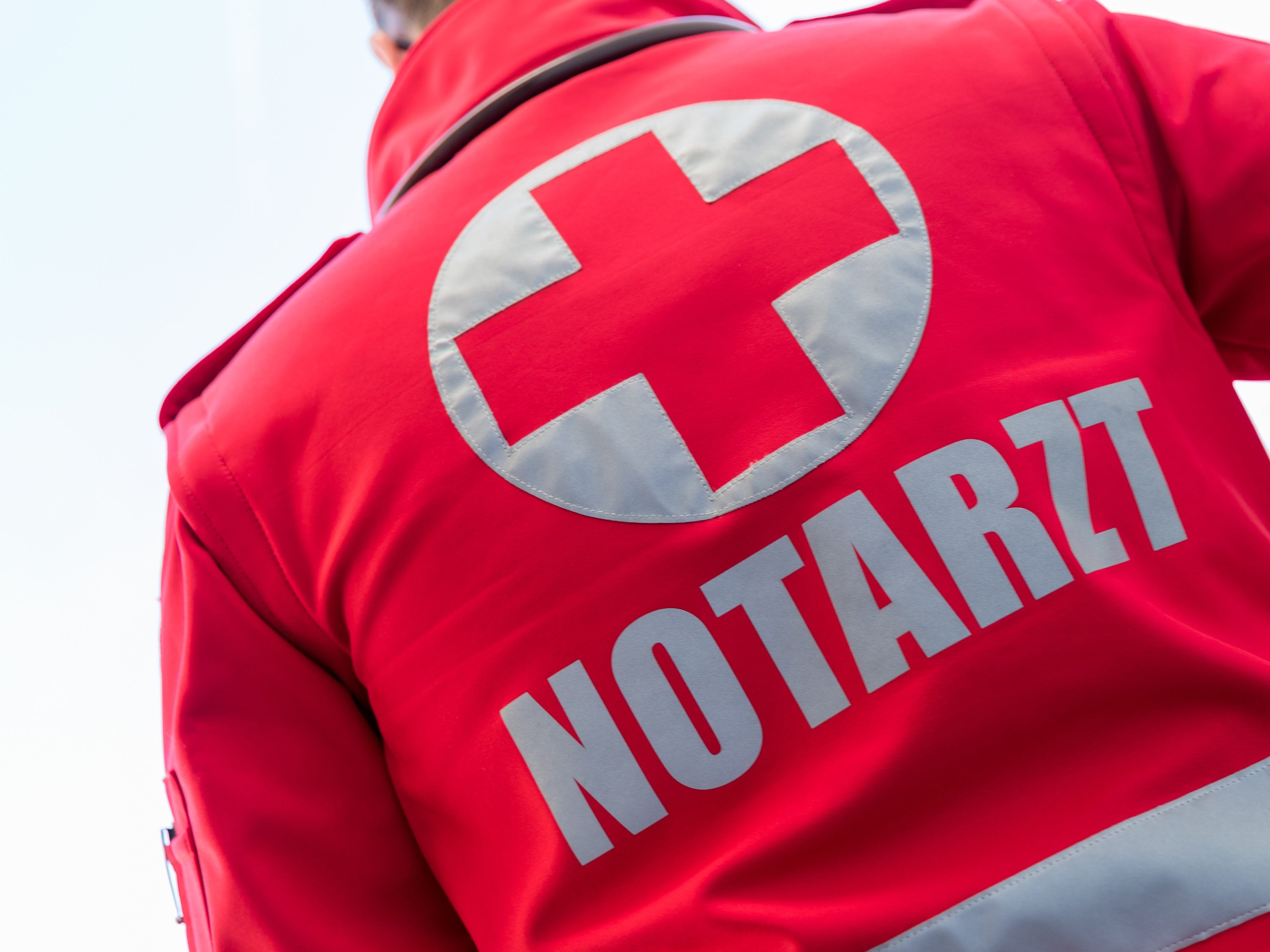 Der Mann wurde vom Notarzt ins Spital gebracht.