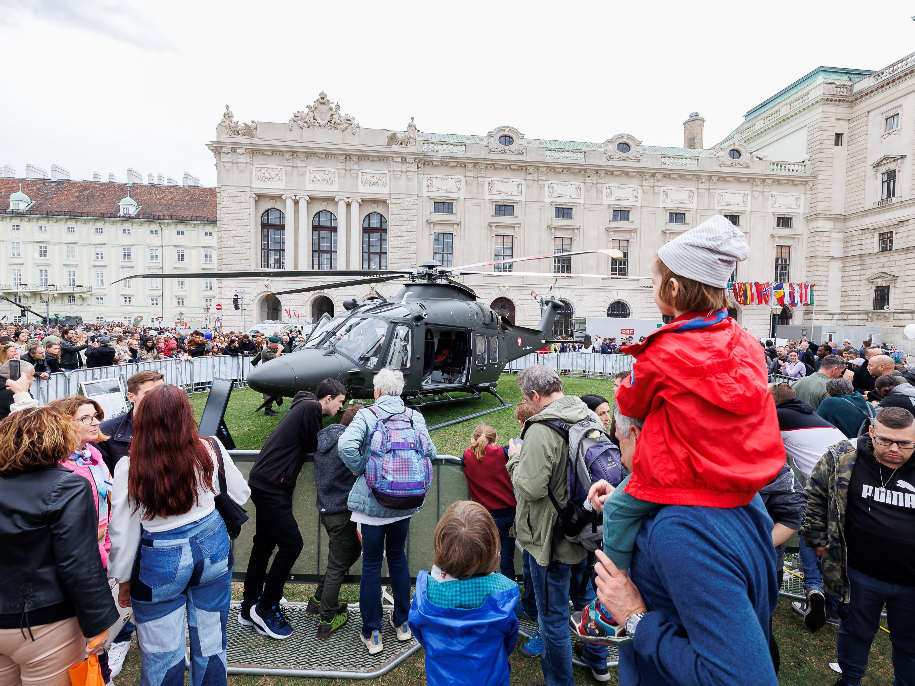 Bundesheer, Polizei und Politik präsentieren sich am Nationalfeiertag.