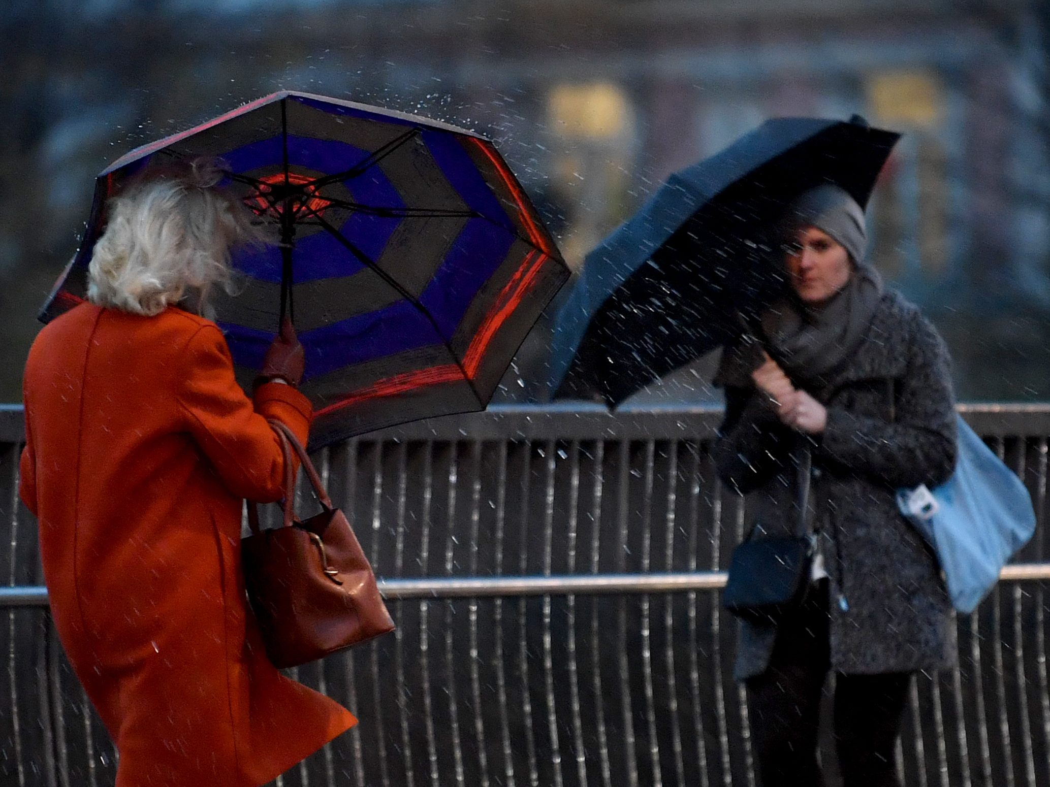 Ein Sturmtief bringt Regenschauer. Ein Sturmtief bringt Regenschauer.