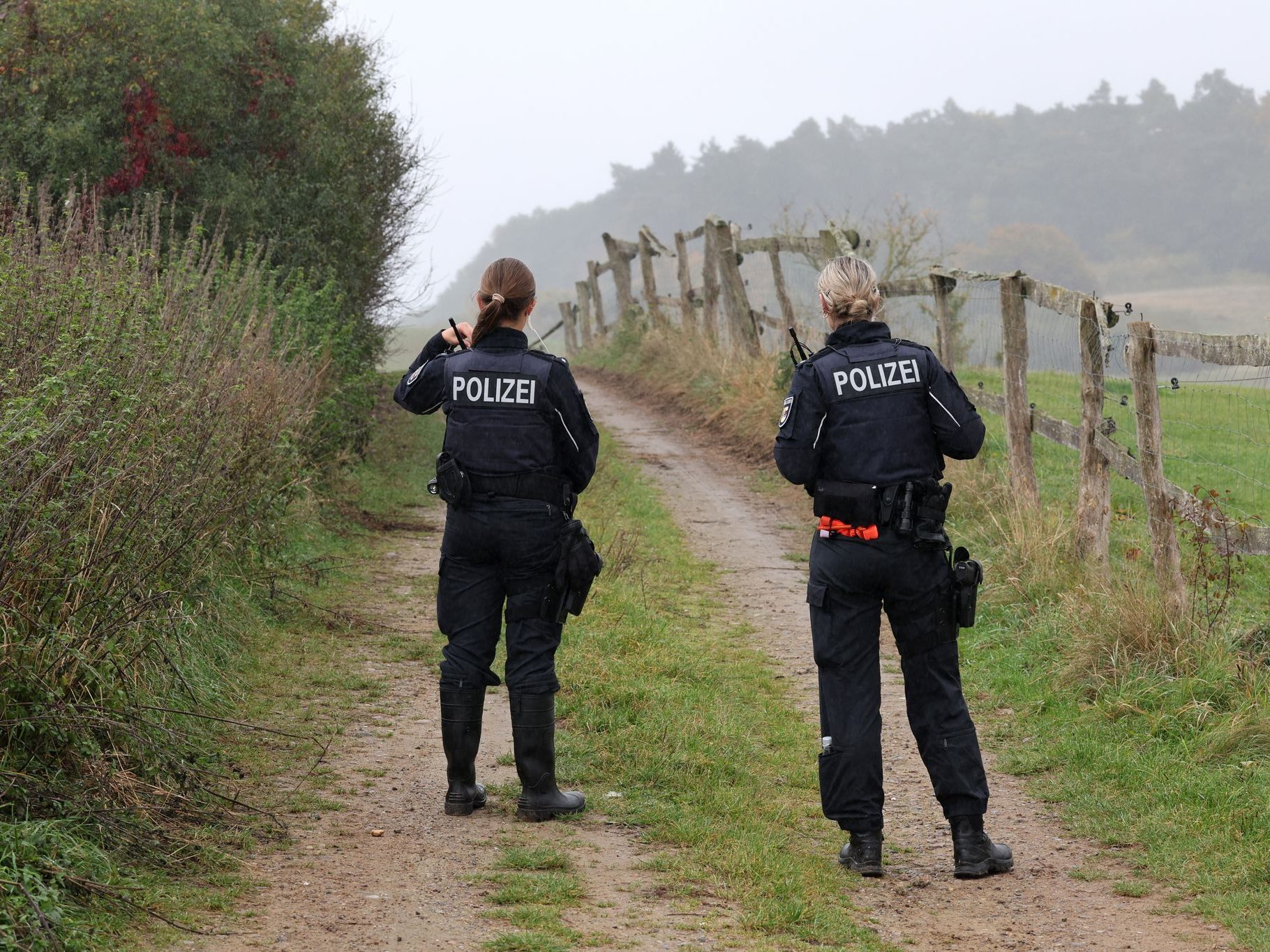 Polizisten sperren einen Weg zum Fundort einer Kinderleiche.