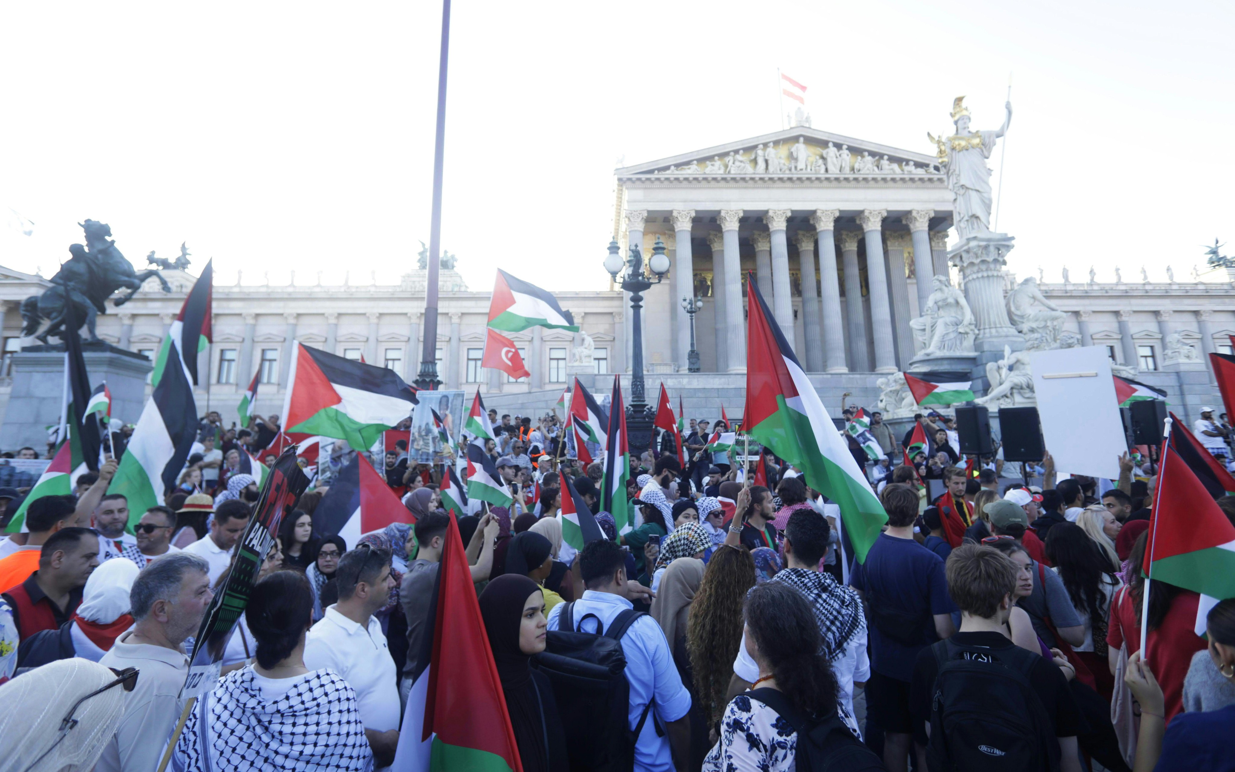 Pro-palestinski protestniki blokirali Univerzo na Dunaju, policija posredovala