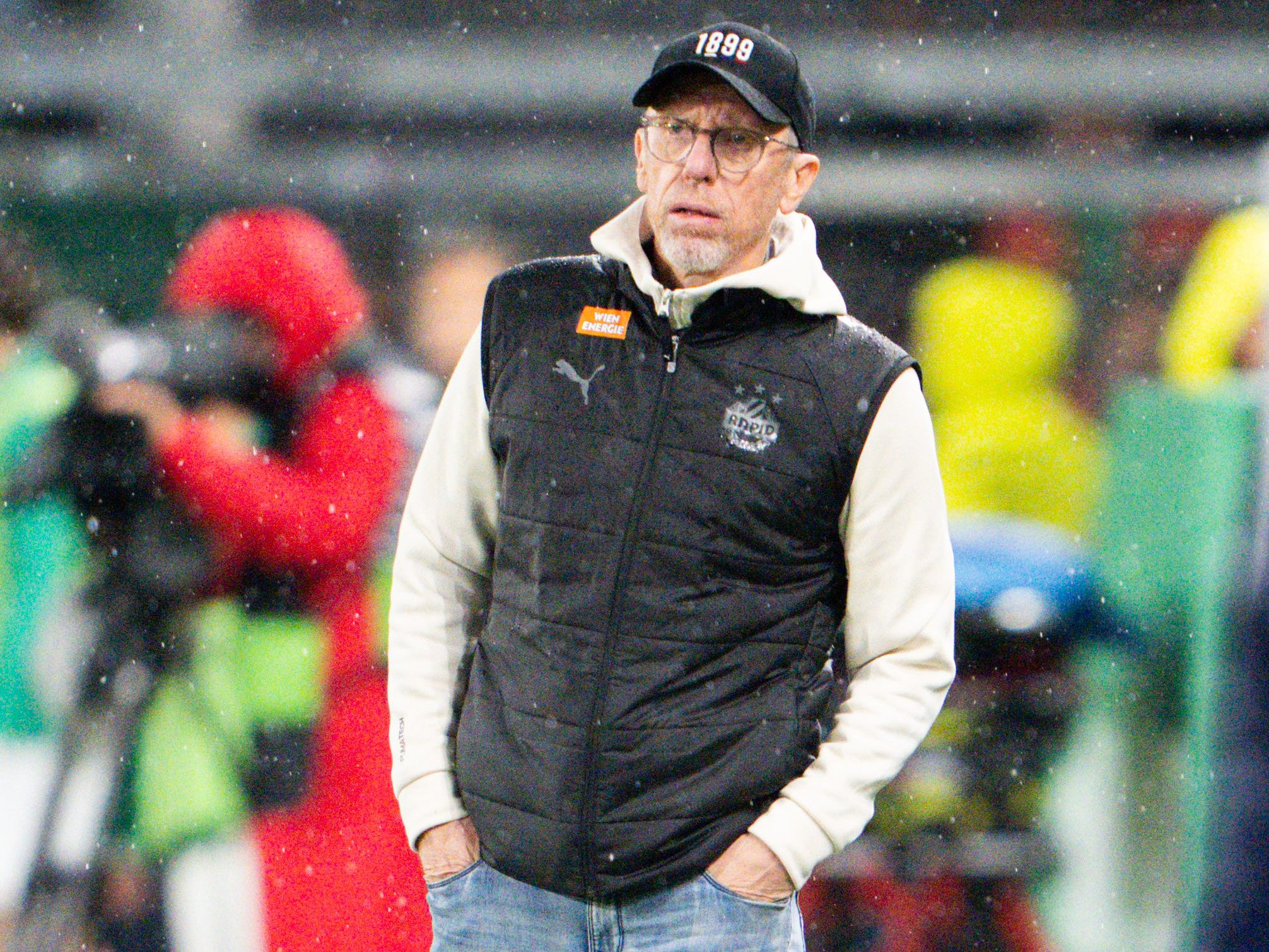 Stöger grübelt über die Krise von Rapid Wien. Stöger grübelt über die Krise von Rapid Wien.