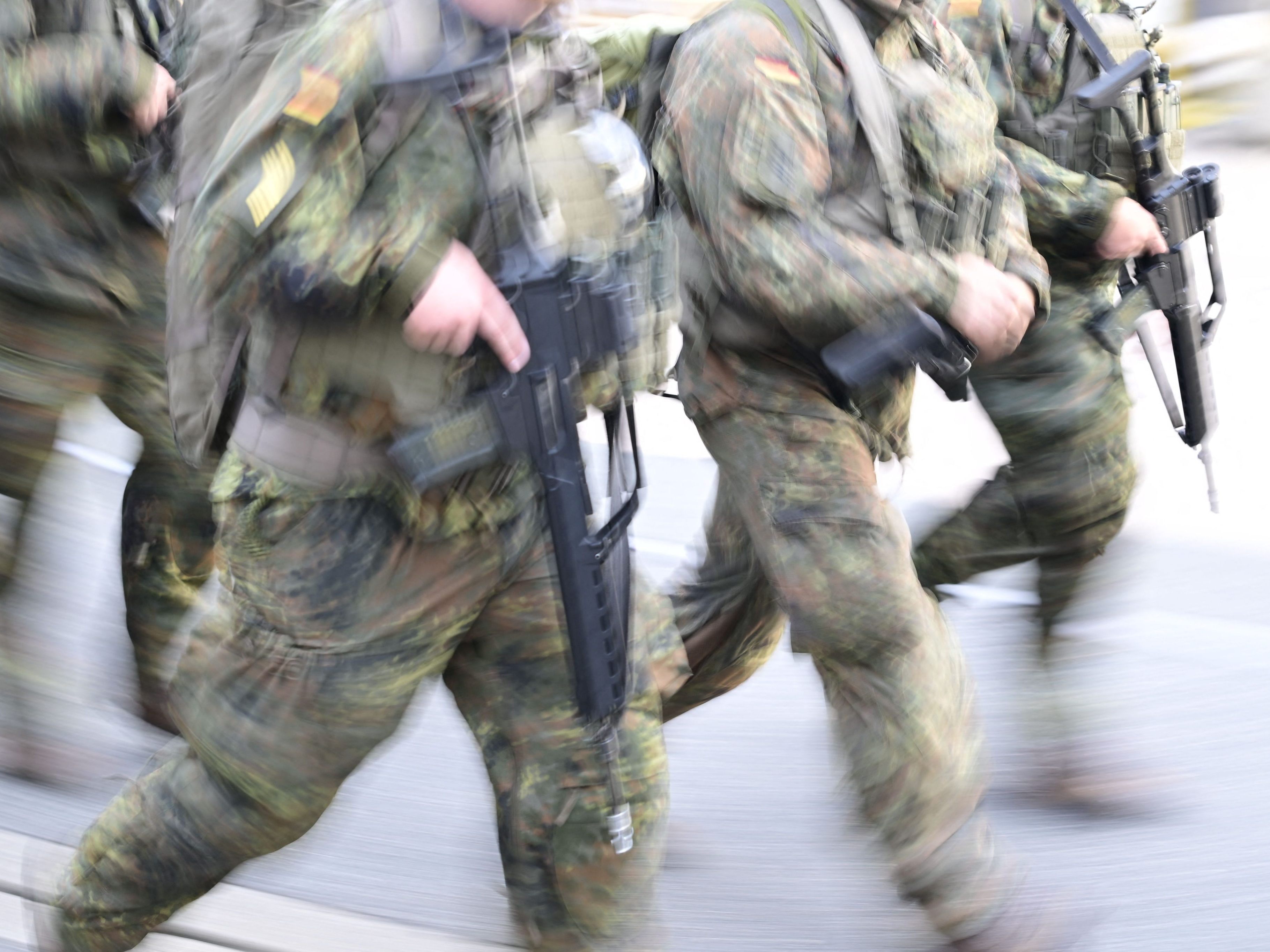 Bei einer Übung der Bundeswehr in Erding hat die Polizei versehentlich auf einen Soldaten geschossen. (Symbolbild)