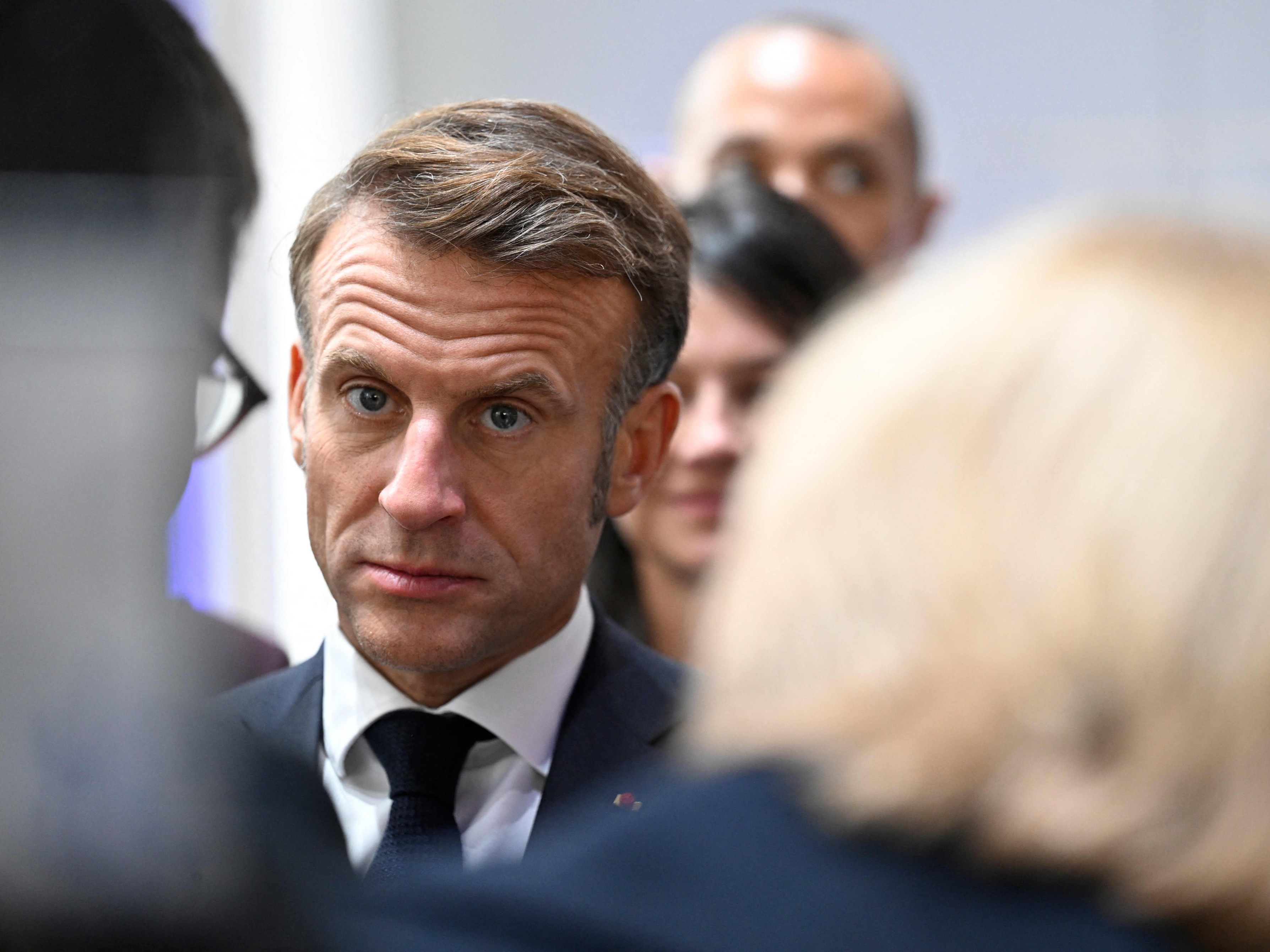 Frankreichs Präsident Emmanuel Macron soll nach dem Treffen bekannt geben, wer neuer Regierungschef wird.