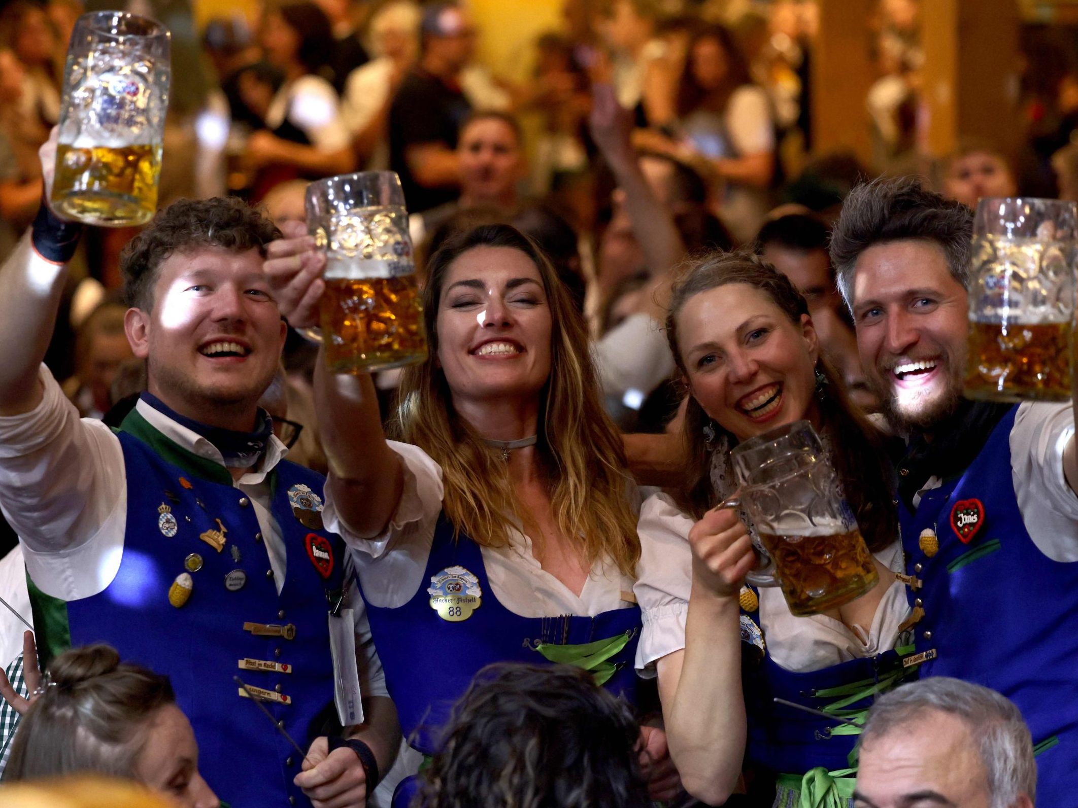 Ausklang mit Wunderkerzen beim Oktoberfest in München. Ausklang mit Wunderkerzen beim Oktoberfest in München.
