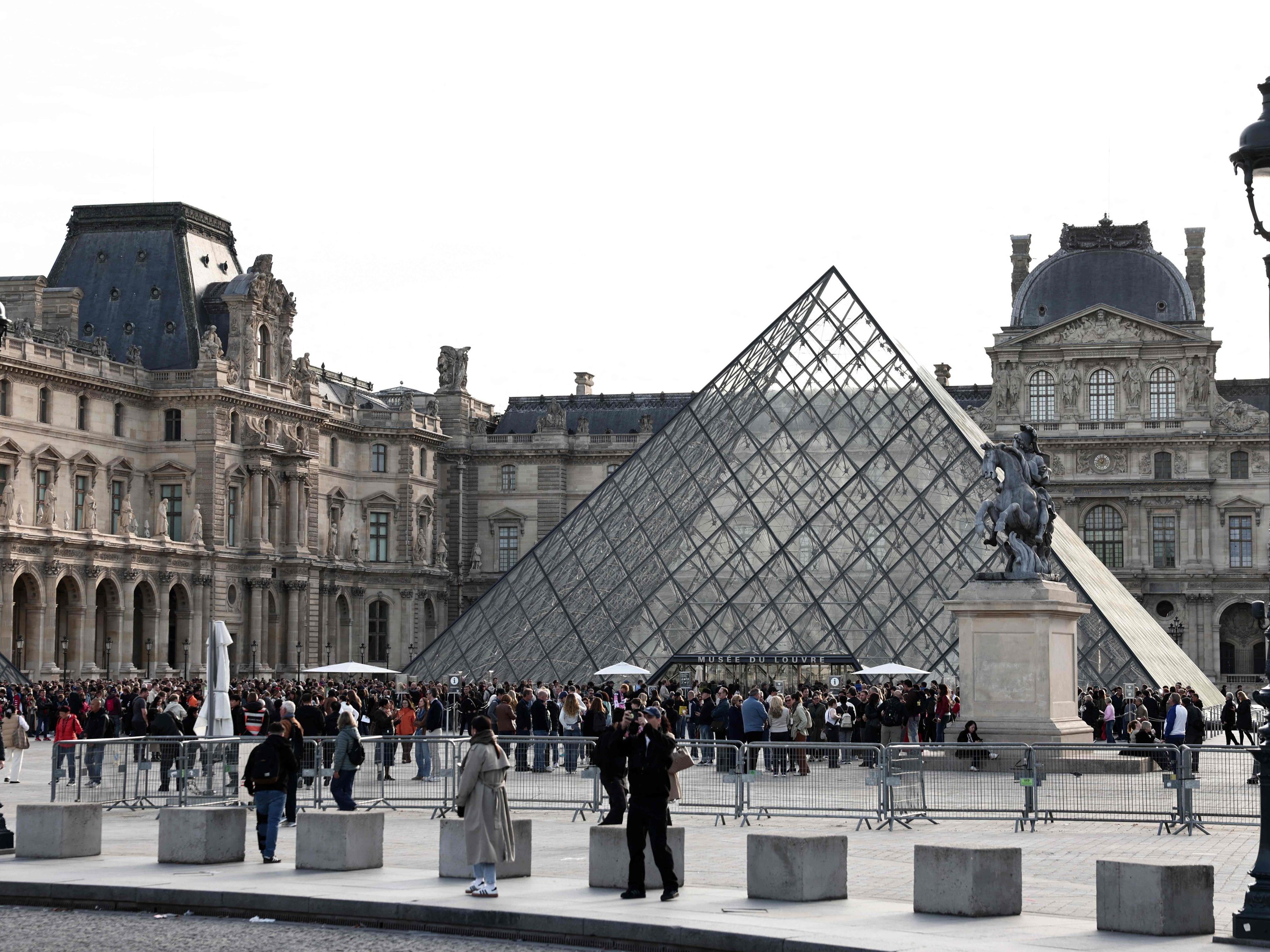 Nach dem Einbruch in den Louvre sind fünf weitere Personen festgenommen worden.