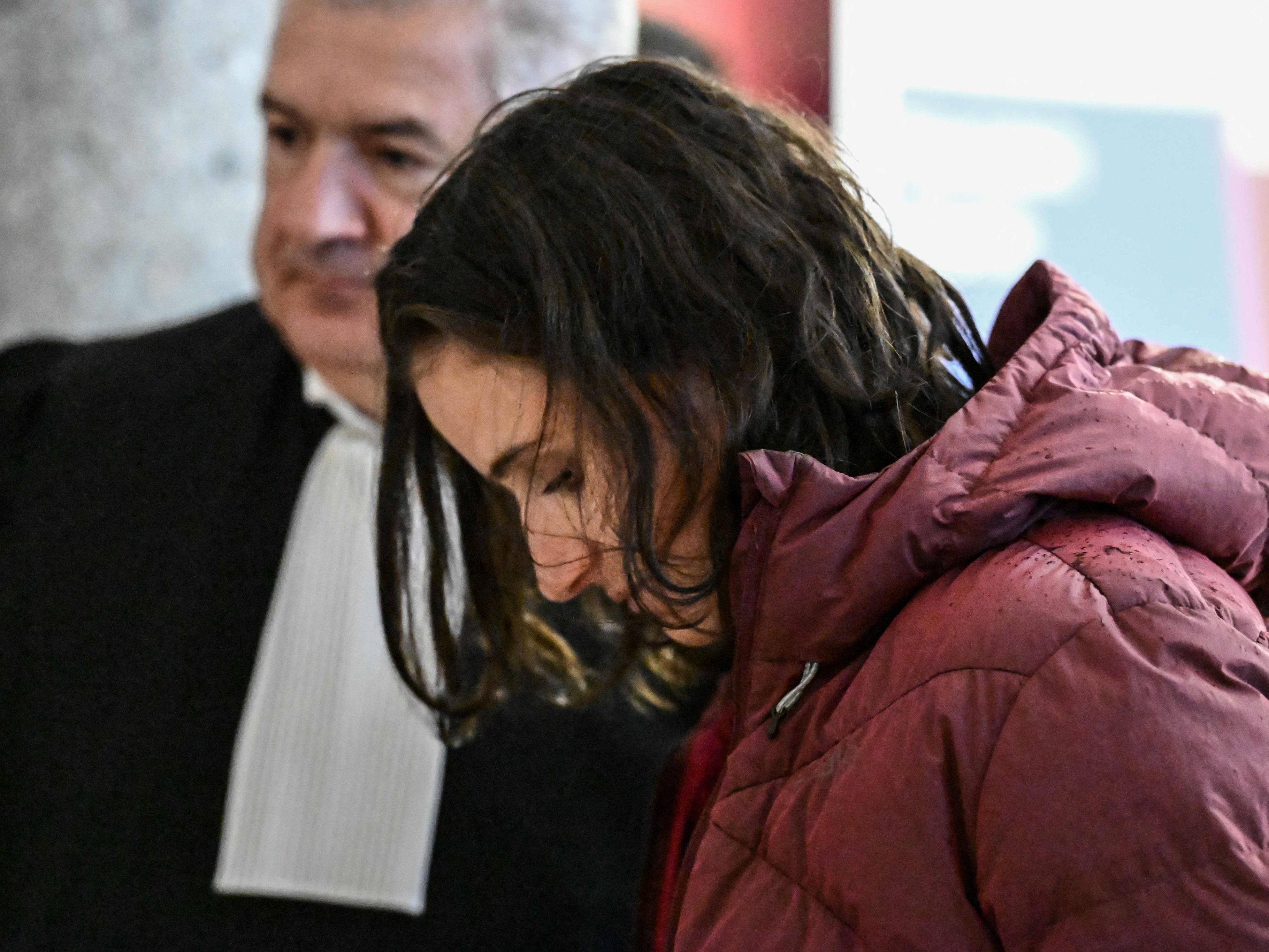 Biathlon-Weltmeisterin Julia Simon (29) hat trotz eines Vermögens von über 300.000 Euro Teamkolleginnen bestohlen.