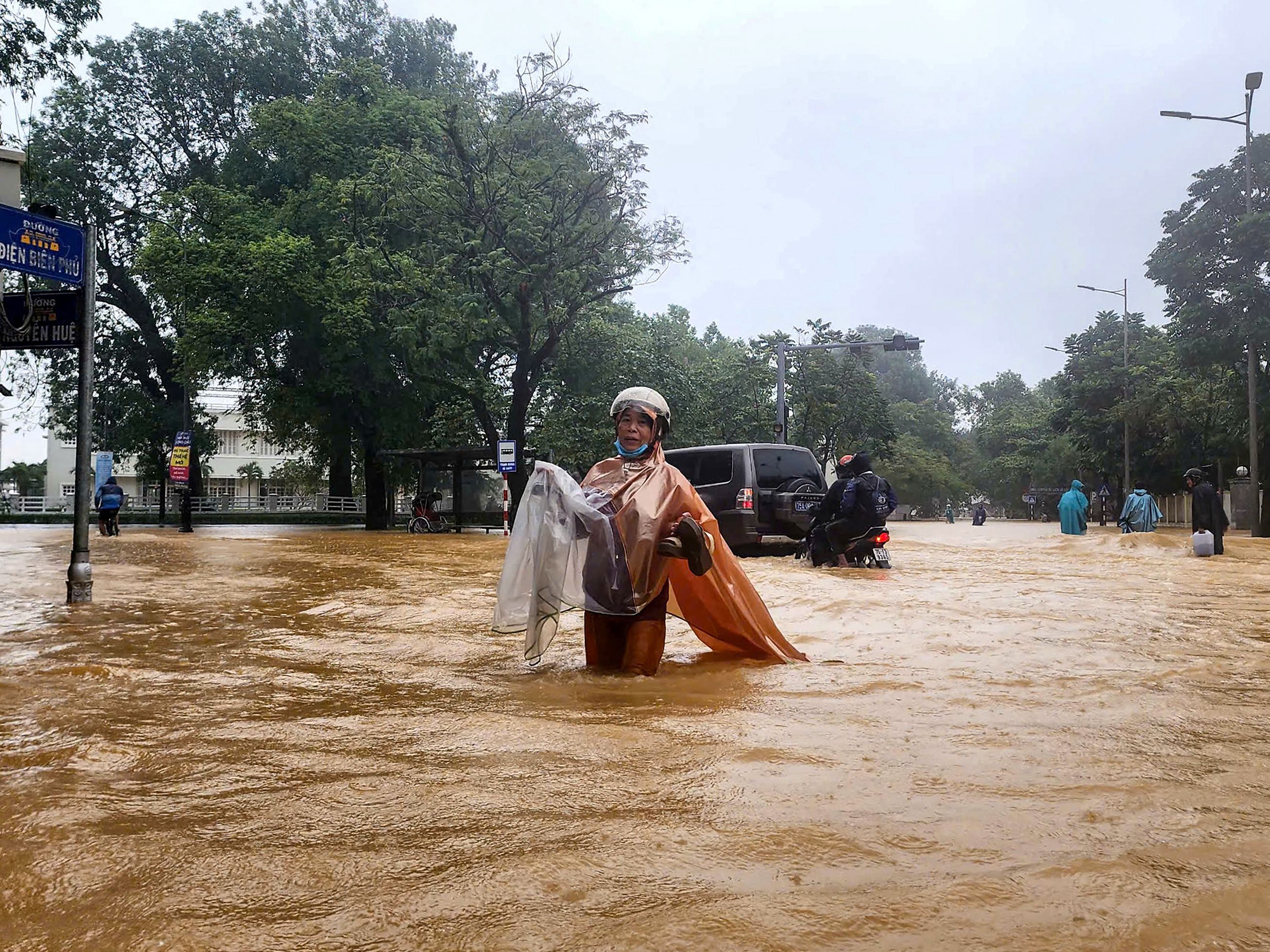 Starke Regengüsse halten Vietnam in Atem.