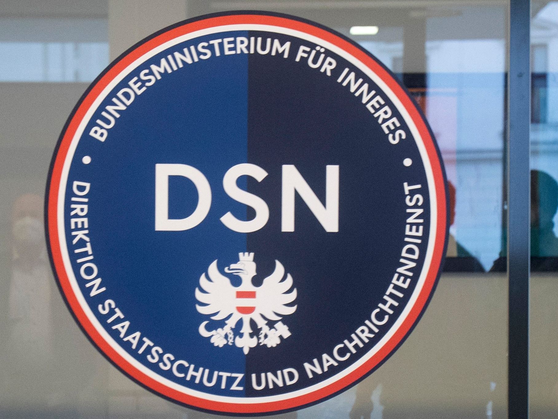 Ein DSN-Beamter wegen unzulässiger Datenabfragen suspendiert.