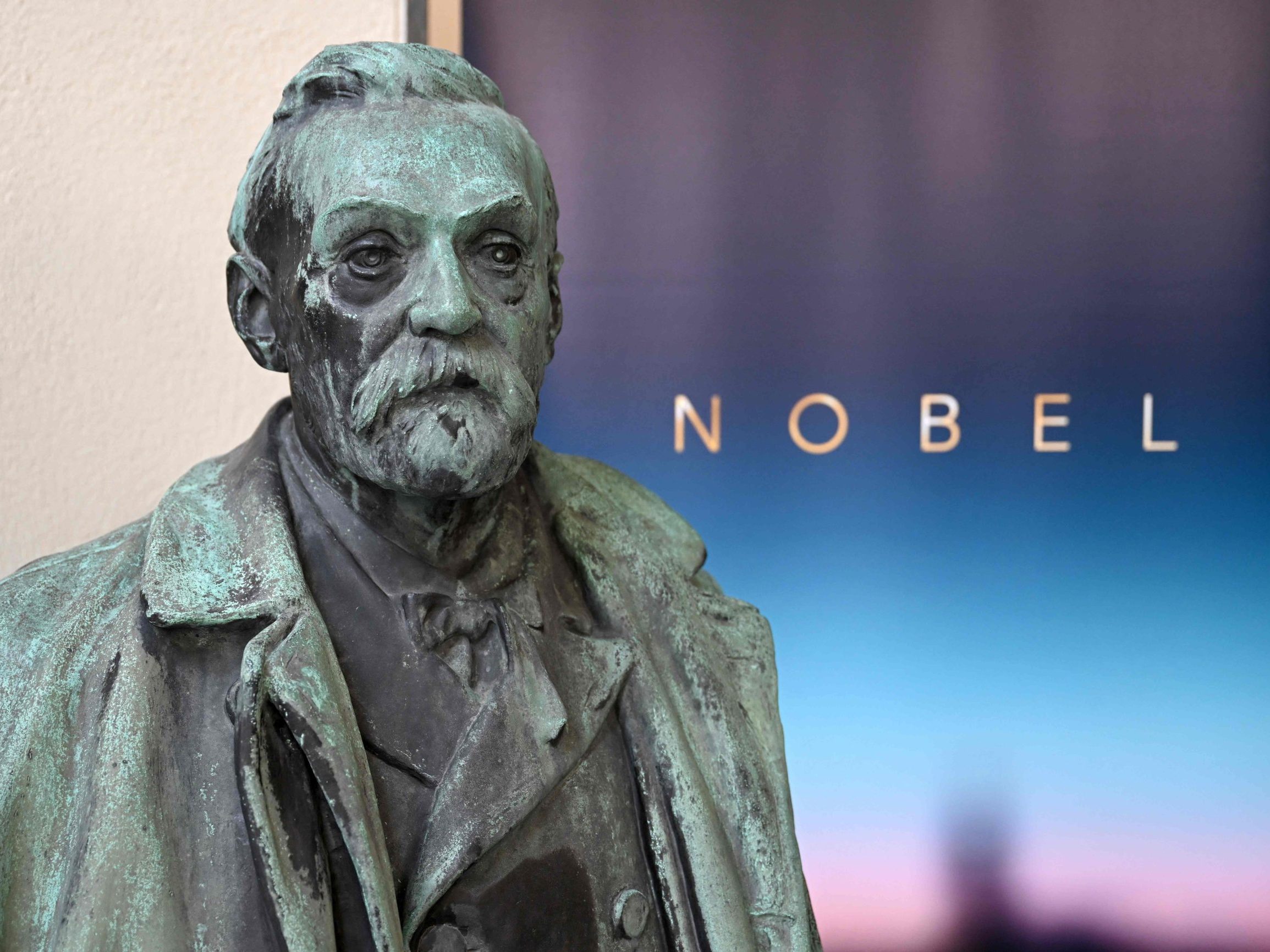 Eine Büste des schwedischen Chemikers, Erfinders und Unternehmers Alfred Nobel, Gründer und Namensgeber der Nobelpreise, aufgenommen am 6. Oktober 2025 am Karolinska-Institut in Stockholm, Schweden, vor der Bekanntgabe des diesjährigen Nobelpreisträgers für Physiologie oder Medizin.