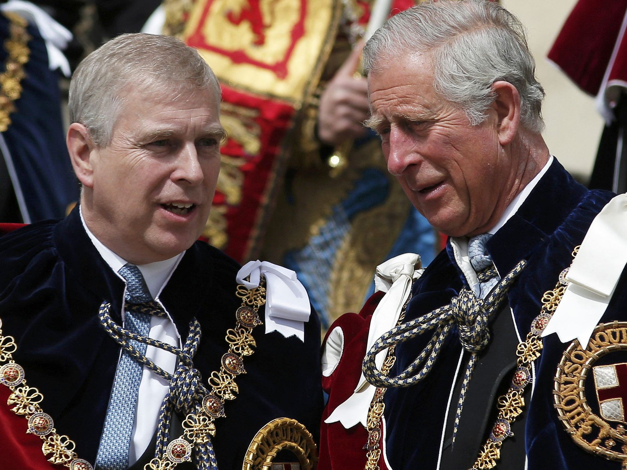 Royaler Bruch: König Charles (r.) streicht Bruder Andrew (l.) alles.