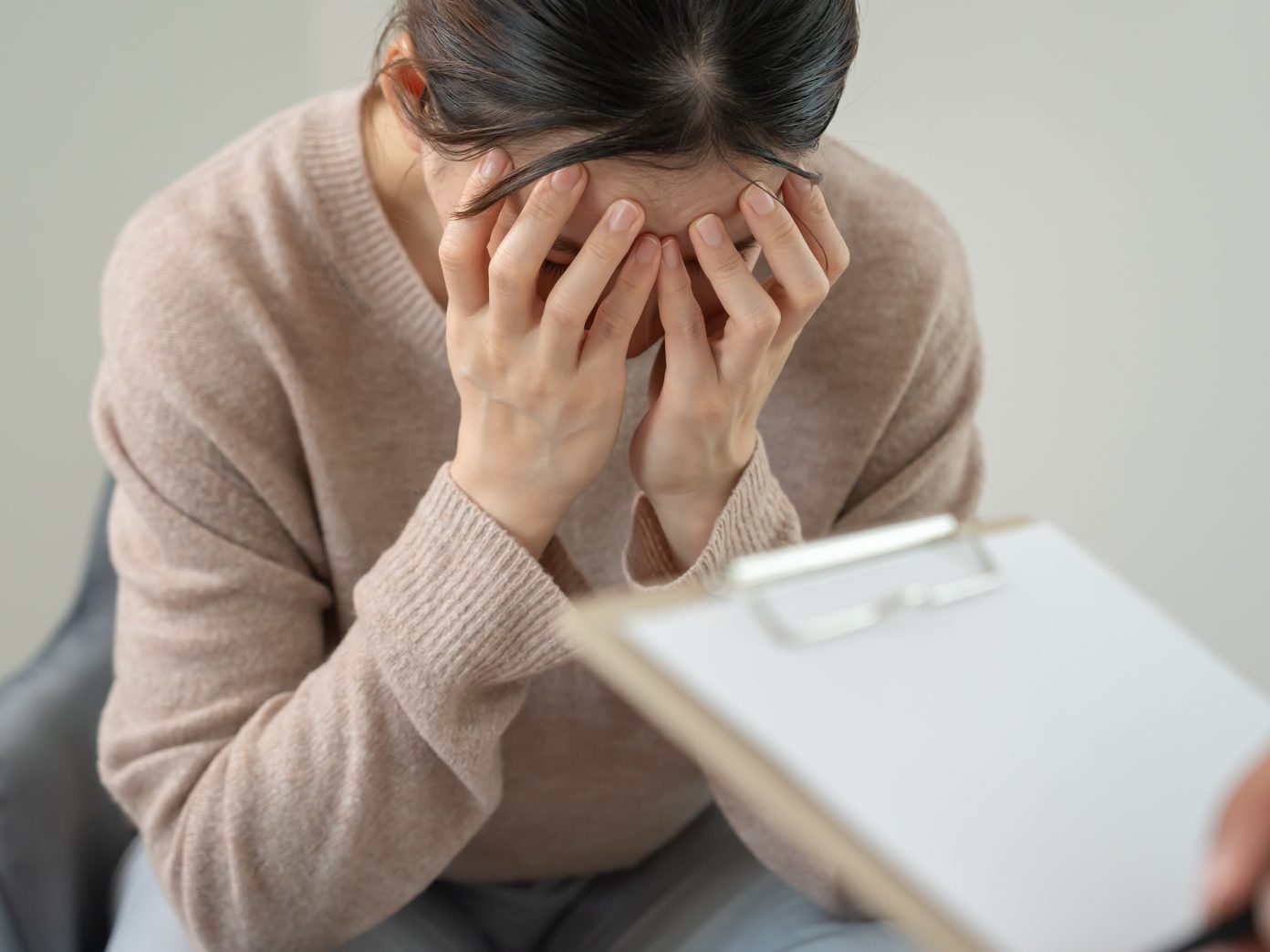 Fast jede zweite Frau fühlt sich laut einer Umfrage stark psychisch belastet. Fast jede zweite Frau fühlt sich laut einer Umfrage stark psychisch belastet.