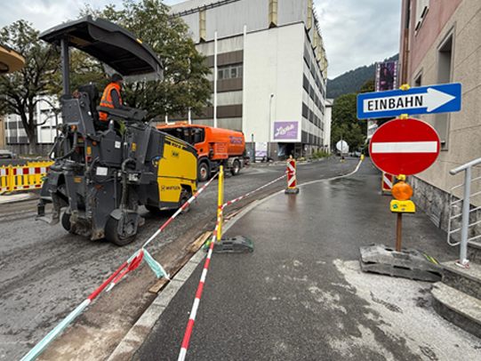 Von Freitag, 3. Oktober, bis Samstag, 4. Oktober 2025 kommt es zu einer vollständigen Sperre bei den Straßen rund um den Bahnhof. Von Freitag, 3. Oktober, bis Samstag, 4. Oktober 2025 kommt es zu einer vollständigen Sperre bei den Straßen rund um den Bahnhof.
